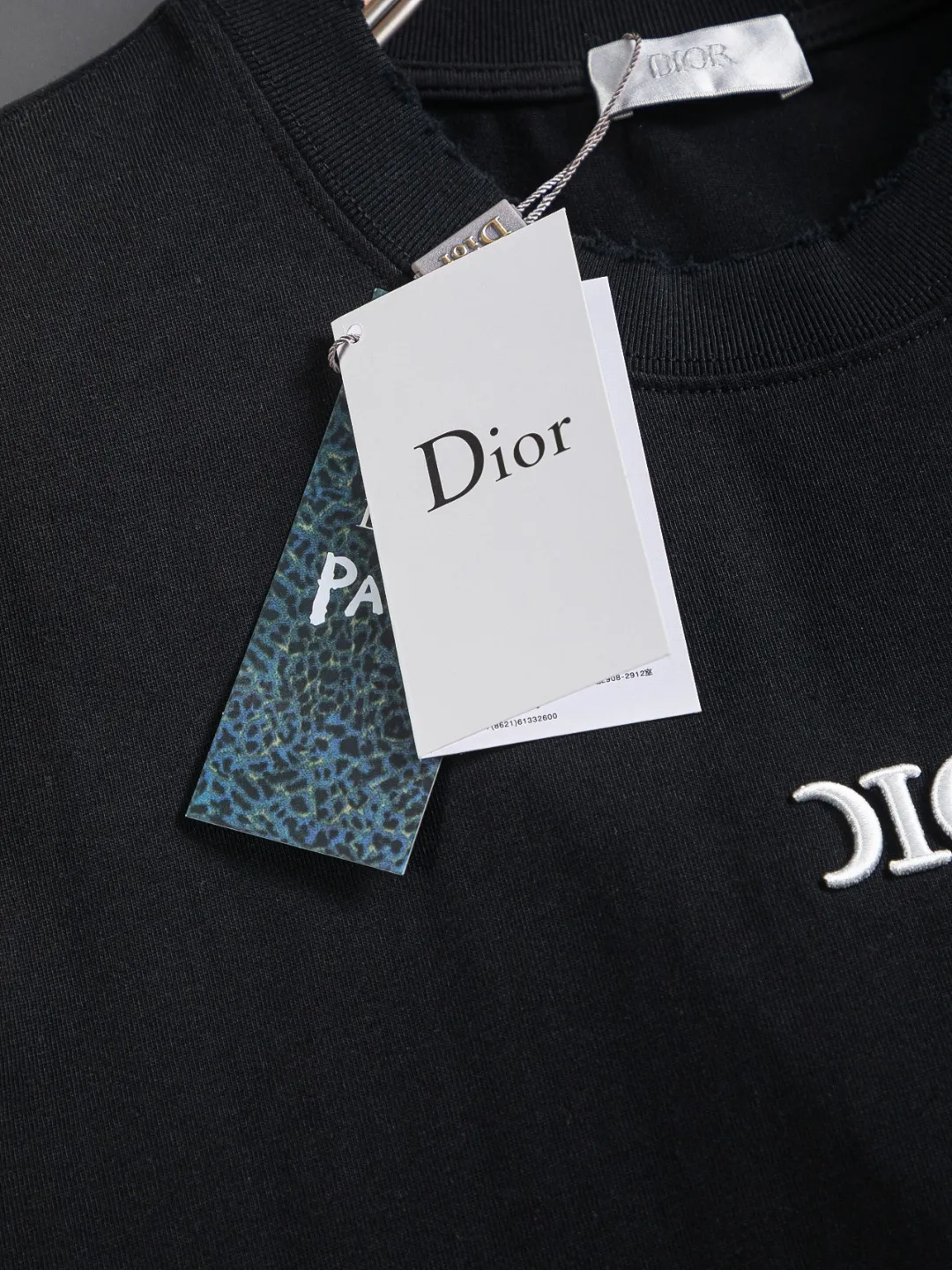 🅿️210 Dior CD dior micro wide version S-XL CD 25SS New product official website for sale simultaneously Simple letters on the chest 🪡 Embroidered logo pattern As the leader in the luxury world, the D family is well-deserved. The first thing that catches the eye is the loose and comfortable black and white solid color version of the piece we are going to talk about today. The ribbed round collar has become the best modification of its version, and the D family has the upper body LOGO listed on the front, and the unique embroidery design of the letter logo patch highlights the texture! The most traditional modification method combined with the simplest color scale contrast forms the strongest and direct contrast, and this is often the most concise and clear minimalist modification method~~A nostalgic classic atmosphere also spreads in this work inadvertently! ! Featuring a distinctive 47 logo patch embroidery on the front, a unique tribute to Dior's historic year! Coupled with the blessing of 320 grams of cotton material, both the upper body comfort and the existence are unparalleled. It can be said to be a must-have companion in summer. The excellent breathability and comfortable wearing feeling are unparalleled~ Recommended! ! Color: Black White Two-tone Size: S-XL Size chart: S: Shoulder width 55-Bust 56-Length 71.5 M: Shoulder width 56.5-Bust 58-Length 73 L: Shoulder width 58-Bust 60-Length 74.5 XL: Shoulder width 59.5-Bust 62-Length 76