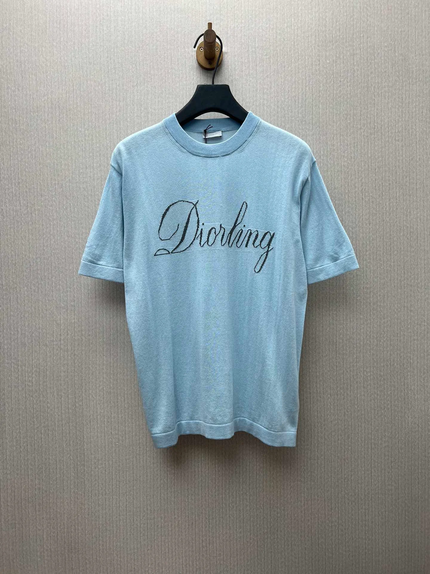 🅿️370 Dior 25ss new T-shirt is a new product of the 2025 winter men's wear series. It is decorated with an intarsia woven Dior love logo inspired by the Dior archives, paying tribute to Dior's heritage. Crafted from blue sheep's wool-blend jersey and finished with a ribbed crew neck. The casual cut can be worn with sports pants for a casual and stylish look. Size: S.M.L.XL.