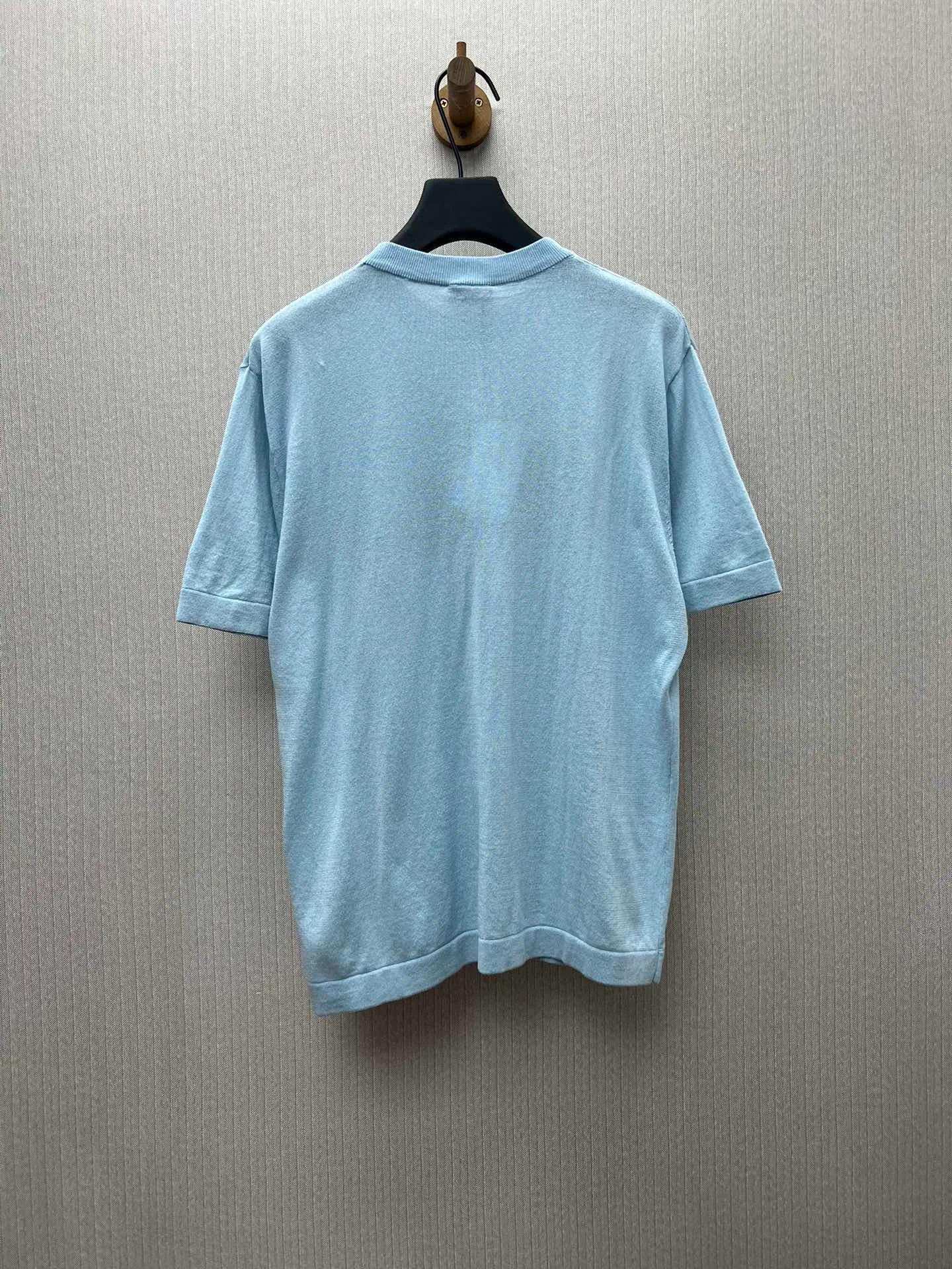 🅿️370 Dior 25ss new T-shirt is a new product of the 2025 winter men's wear series. It is decorated with an intarsia woven Dior love logo inspired by the Dior archives, paying tribute to Dior's heritage. Crafted from blue sheep's wool-blend jersey and finished with a ribbed crew neck. The casual cut can be worn with sports pants for a casual and stylish look. Size: S.M.L.XL.