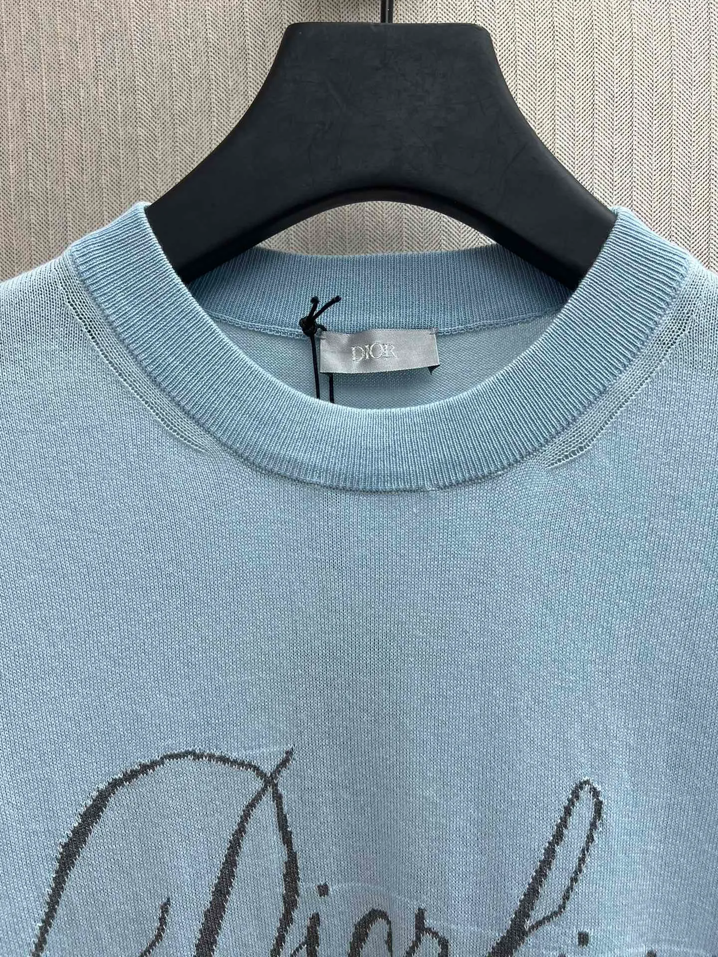 🅿️370 Dior 25ss new T-shirt is a new product of the 2025 winter men's wear series. It is decorated with an intarsia woven Dior love logo inspired by the Dior archives, paying tribute to Dior's heritage. Crafted from blue sheep's wool-blend jersey and finished with a ribbed crew neck. The casual cut can be worn with sports pants for a casual and stylish look. Size: S.M.L.XL.
