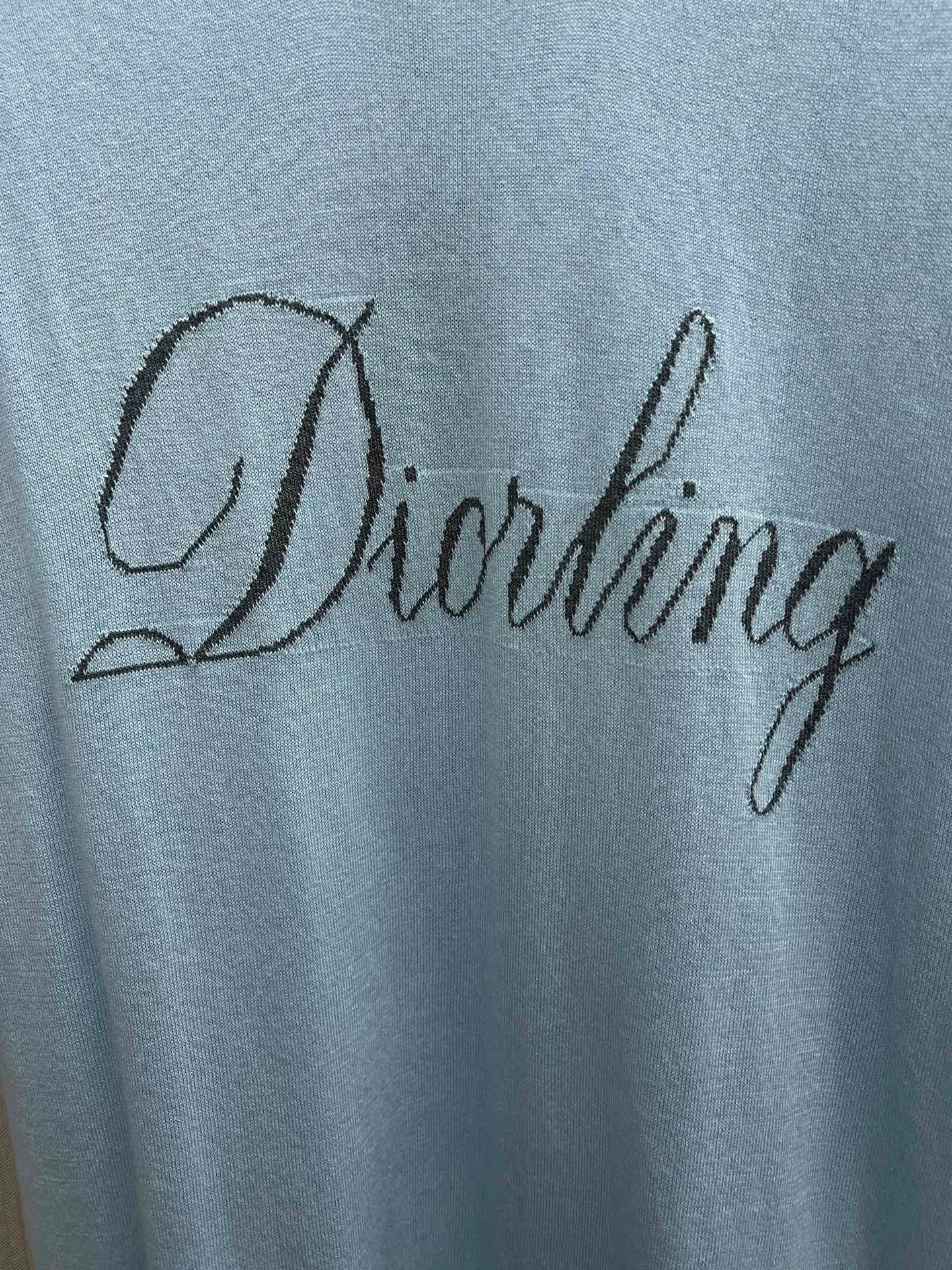 🅿️370 Dior 25ss new T-shirt is a new product of the 2025 winter men's wear series. It is decorated with an intarsia woven Dior love logo inspired by the Dior archives, paying tribute to Dior's heritage. Crafted from blue sheep's wool-blend jersey and finished with a ribbed crew neck. The casual cut can be worn with sports pants for a casual and stylish look. Size: S.M.L.XL.