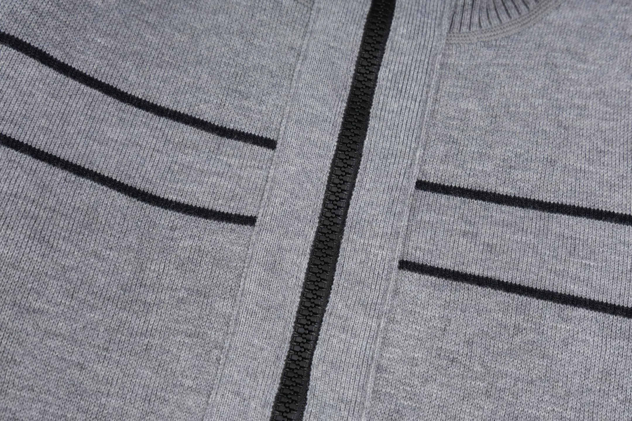 🅿️520 [Exclusive supply] CD 25FW presbyopic double-sided military collar zipper knitted jacket. The original purchase was 32,000 and developed. The fabric is carefully made of high-quality cashmere blended knitted fabric. This DIOR cardigan reinterprets the brand's classic logo in an innovative way. The double-sided design brings two wearing styles: one side is simple and pure gray, and the other side shows the iconic Oblique print pattern. The short slim fit and front zipper closure make it easy to wear on a daily basis. The details are ribbed on the collar, cuffs and hem to ensure comfort and maintain the silhouette. The medium-thick knit gives the garment just the right amount of warmth and drape. The lining-free design maintains the overall lightness. Professional dry cleaning is recommended. This cardigan can be layered with Oblique printed items from the same series to easily create a layered and exquisite look, perfectly demonstrating DIOR's ultimate pursuit of materials and craftsmanship. Size:S/M/L