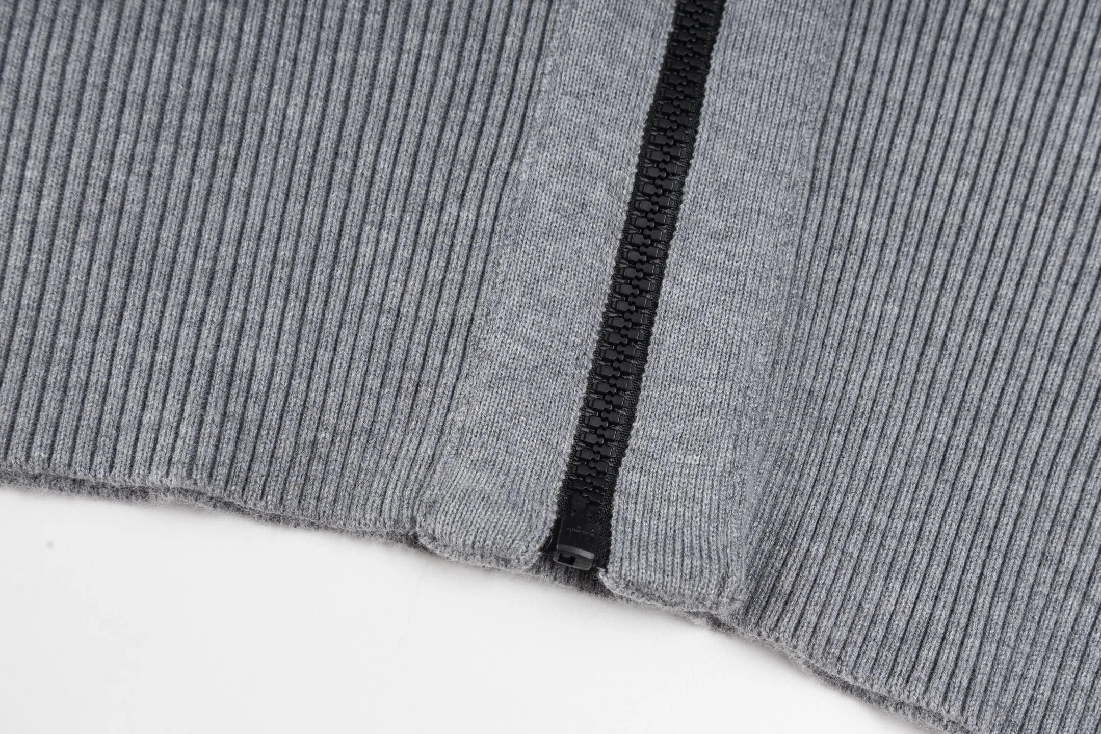 🅿️520 [Exclusive supply] CD 25FW presbyopic double-sided military collar zipper knitted jacket. The original purchase was 32,000 and developed. The fabric is carefully made of high-quality cashmere blended knitted fabric. This DIOR cardigan reinterprets the brand's classic logo in an innovative way. The double-sided design brings two wearing styles: one side is simple and pure gray, and the other side shows the iconic Oblique print pattern. The short slim fit and front zipper closure make it easy to wear on a daily basis. The details are ribbed on the collar, cuffs and hem to ensure comfort and maintain the silhouette. The medium-thick knit gives the garment just the right amount of warmth and drape. The lining-free design maintains the overall lightness. Professional dry cleaning is recommended. This cardigan can be layered with Oblique printed items from the same series to easily create a layered and exquisite look, perfectly demonstrating DIOR's ultimate pursuit of materials and craftsmanship. Size:S/M/L