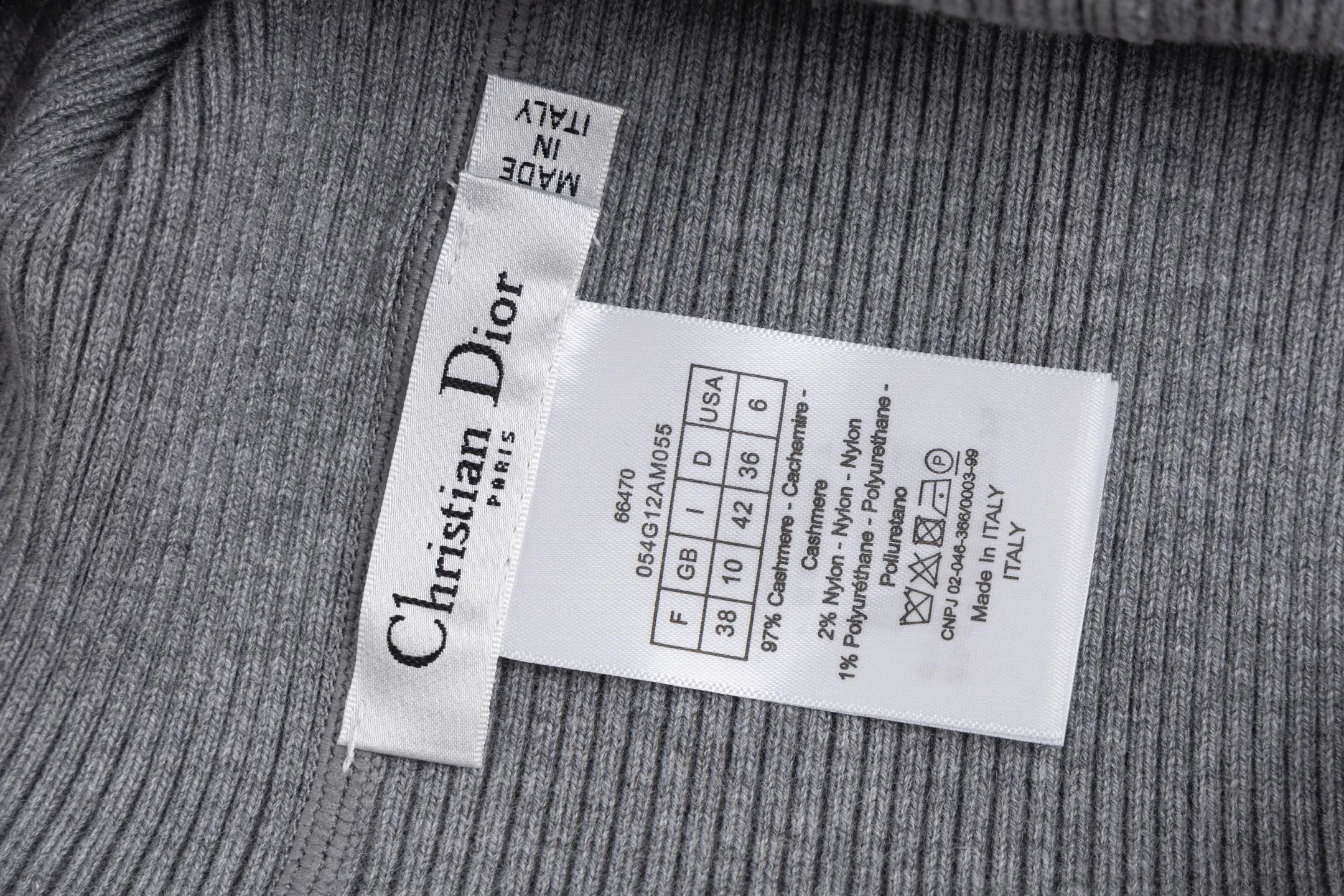 🅿️520 [Exclusive supply] CD 25FW presbyopic double-sided military collar zipper knitted jacket. The original purchase was 32,000 and developed. The fabric is carefully made of high-quality cashmere blended knitted fabric. This DIOR cardigan reinterprets the brand's classic logo in an innovative way. The double-sided design brings two wearing styles: one side is simple and pure gray, and the other side shows the iconic Oblique print pattern. The short slim fit and front zipper closure make it easy to wear on a daily basis. The details are ribbed on the collar, cuffs and hem to ensure comfort and maintain the silhouette. The medium-thick knit gives the garment just the right amount of warmth and drape. The lining-free design maintains the overall lightness. Professional dry cleaning is recommended. This cardigan can be layered with Oblique printed items from the same series to easily create a layered and exquisite look, perfectly demonstrating DIOR's ultimate pursuit of materials and craftsmanship. Size:S/M/L