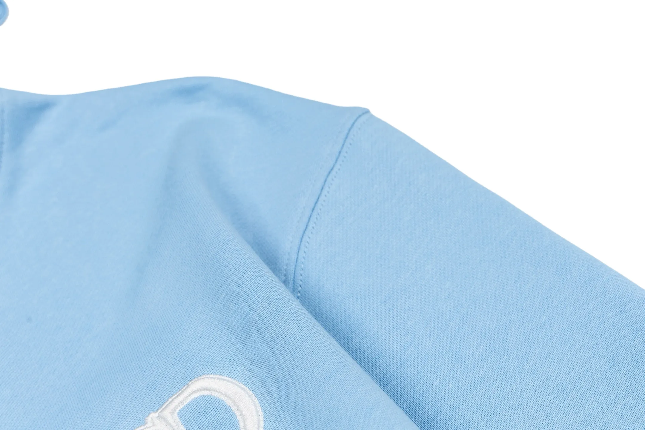 🅿️360 CD Logo Embroidered Hooded Sweatshirt (Blue) Original purchase and development for 3,599. The fabric is made of high-quality blue cotton fleece fabric, soft and comfortable to the touch. The delicate tonal CD Icon embroidery on the chest is low-key and elegant, highlighting the brand details. The drawstring hood design is paired with metal accessories engraved with the Dior logo to enhance the overall texture. The practical kangaroo pocket on the front is as beautiful as it is practical. Ribbed cuffs and hem ensure comfort while maintaining a structured silhouette. 100% cotton material brings excellent breathability and skin-friendly experience. The regular fit has a neat cut and is easy to match with a variety of bottoms. Exquisite embroidery technology and delicate fabric processing complement each other, reflecting Dior's consistent meticulous workmanship. This sweatshirt is the perfect blend of athleisure and haute couture, making it ideal for everyday style. Size:S-M-L-XL