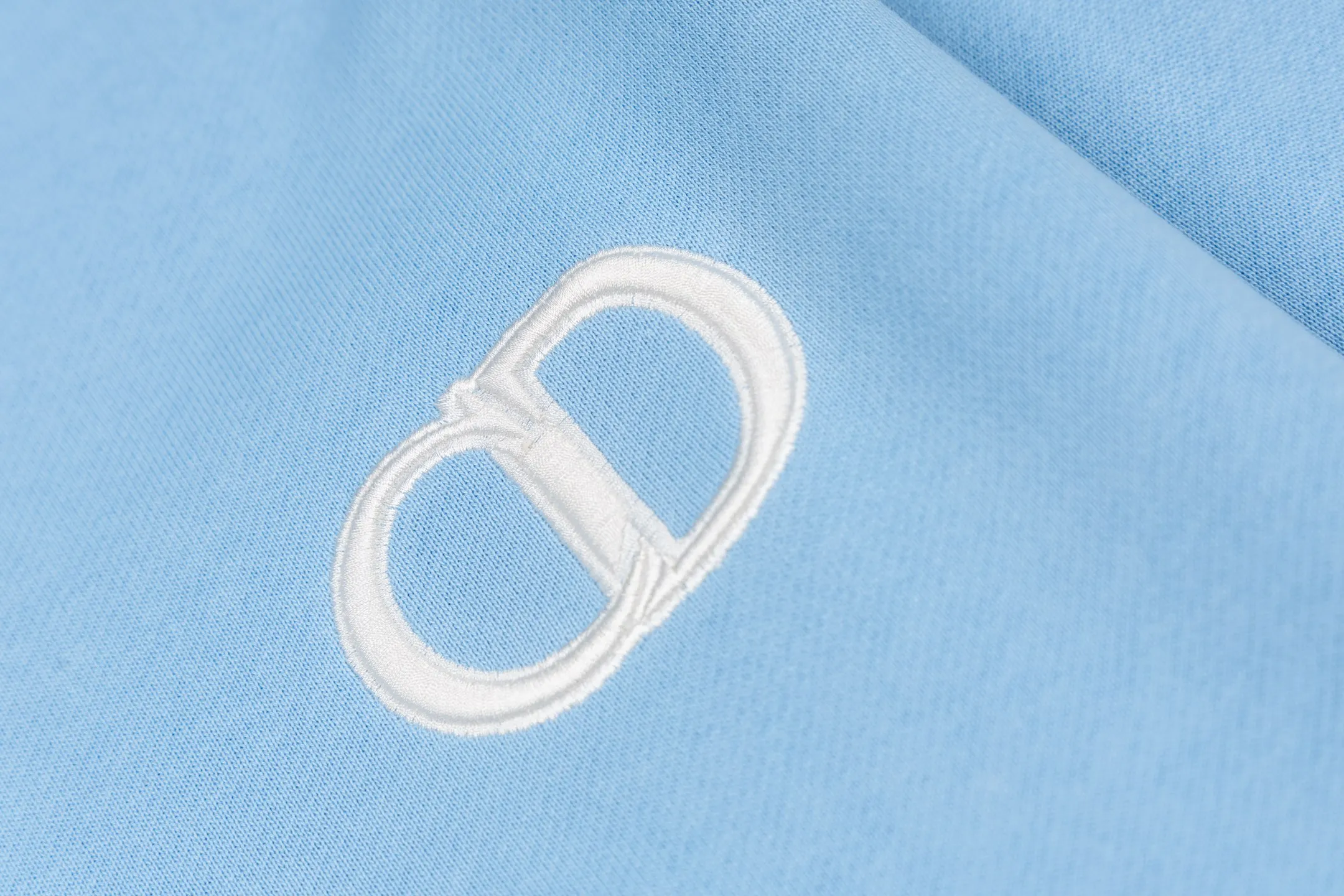 🅿️360 CD Logo Embroidered Hooded Sweatshirt (Blue) Original purchase and development for 3,599. The fabric is made of high-quality blue cotton fleece fabric, soft and comfortable to the touch. The delicate tonal CD Icon embroidery on the chest is low-key and elegant, highlighting the brand details. The drawstring hood design is paired with metal accessories engraved with the Dior logo to enhance the overall texture. The practical kangaroo pocket on the front is as beautiful as it is practical. Ribbed cuffs and hem ensure comfort while maintaining a structured silhouette. 100% cotton material brings excellent breathability and skin-friendly experience. The regular fit has a neat cut and is easy to match with a variety of bottoms. Exquisite embroidery technology and delicate fabric processing complement each other, reflecting Dior's consistent meticulous workmanship. This sweatshirt is the perfect blend of athleisure and haute couture, making it ideal for everyday style. Size:S-M-L-XL