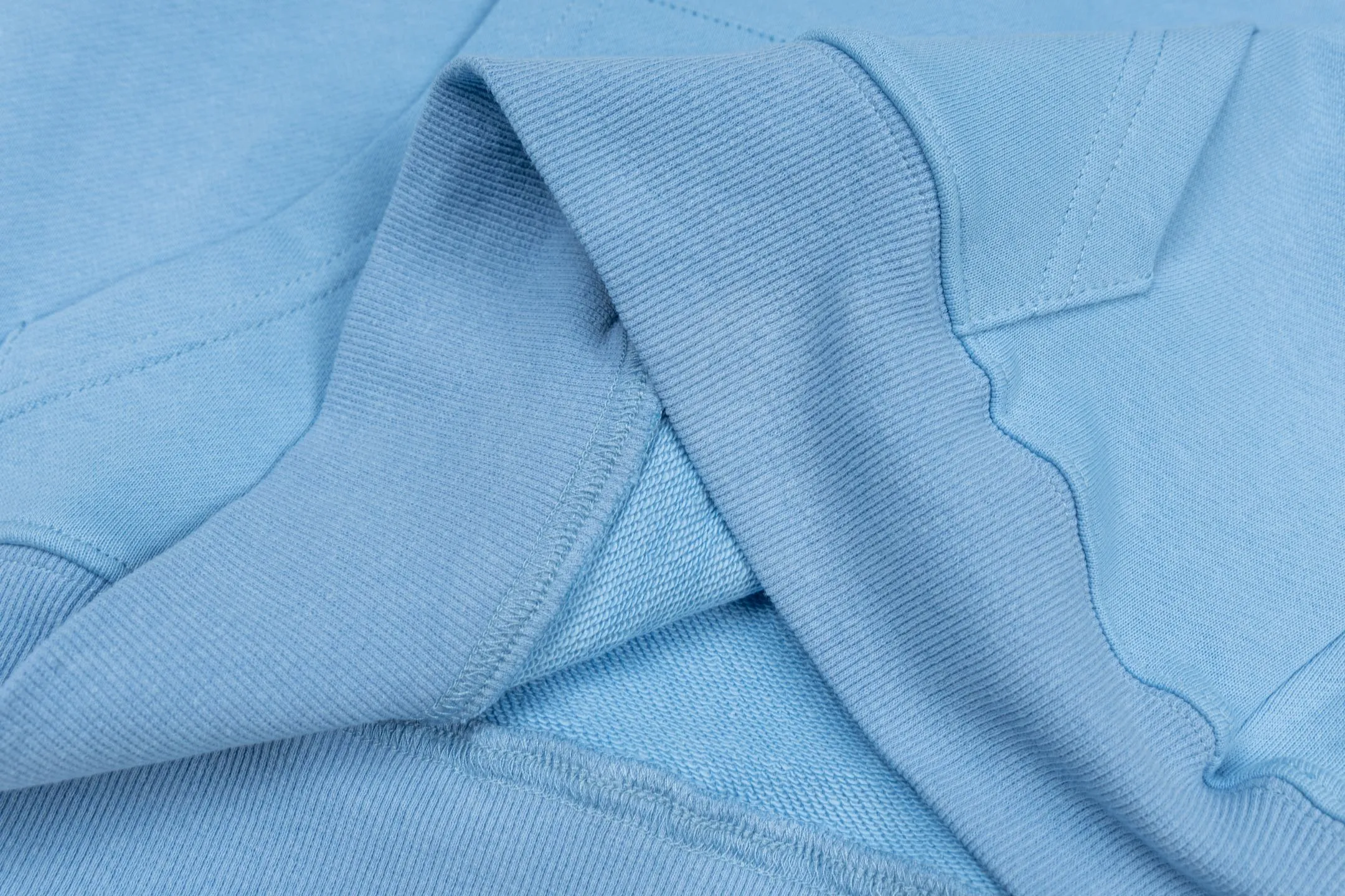 🅿️360 CD Logo Embroidered Hooded Sweatshirt (Blue) Original purchase and development for 3,599. The fabric is made of high-quality blue cotton fleece fabric, soft and comfortable to the touch. The delicate tonal CD Icon embroidery on the chest is low-key and elegant, highlighting the brand details. The drawstring hood design is paired with metal accessories engraved with the Dior logo to enhance the overall texture. The practical kangaroo pocket on the front is as beautiful as it is practical. Ribbed cuffs and hem ensure comfort while maintaining a structured silhouette. 100% cotton material brings excellent breathability and skin-friendly experience. The regular fit has a neat cut and is easy to match with a variety of bottoms. Exquisite embroidery technology and delicate fabric processing complement each other, reflecting Dior's consistent meticulous workmanship. This sweatshirt is the perfect blend of athleisure and haute couture, making it ideal for everyday style. Size:S-M-L-XL