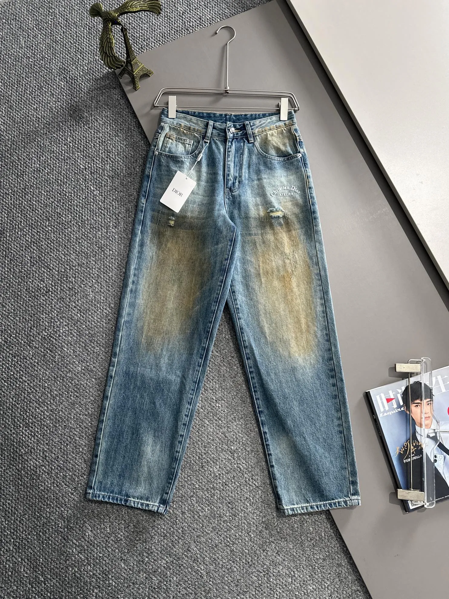 🅿️400 Dior 2025 Four Seasons Loose Jeans Straight Trousers, the trend in the trend! Many fashion bloggers control the upper body. The water is woven from imported Japanese Denim plain cotton denim fabric. It has three standards, is soft, delicate, comfortable and breathable. The color has a modern and fashionable vicissitudes. The upper body is versatile and fashionable! Light luxury, a must-have item for daily commuting! Size: S-3XL (please state your height and weight when placing an order)