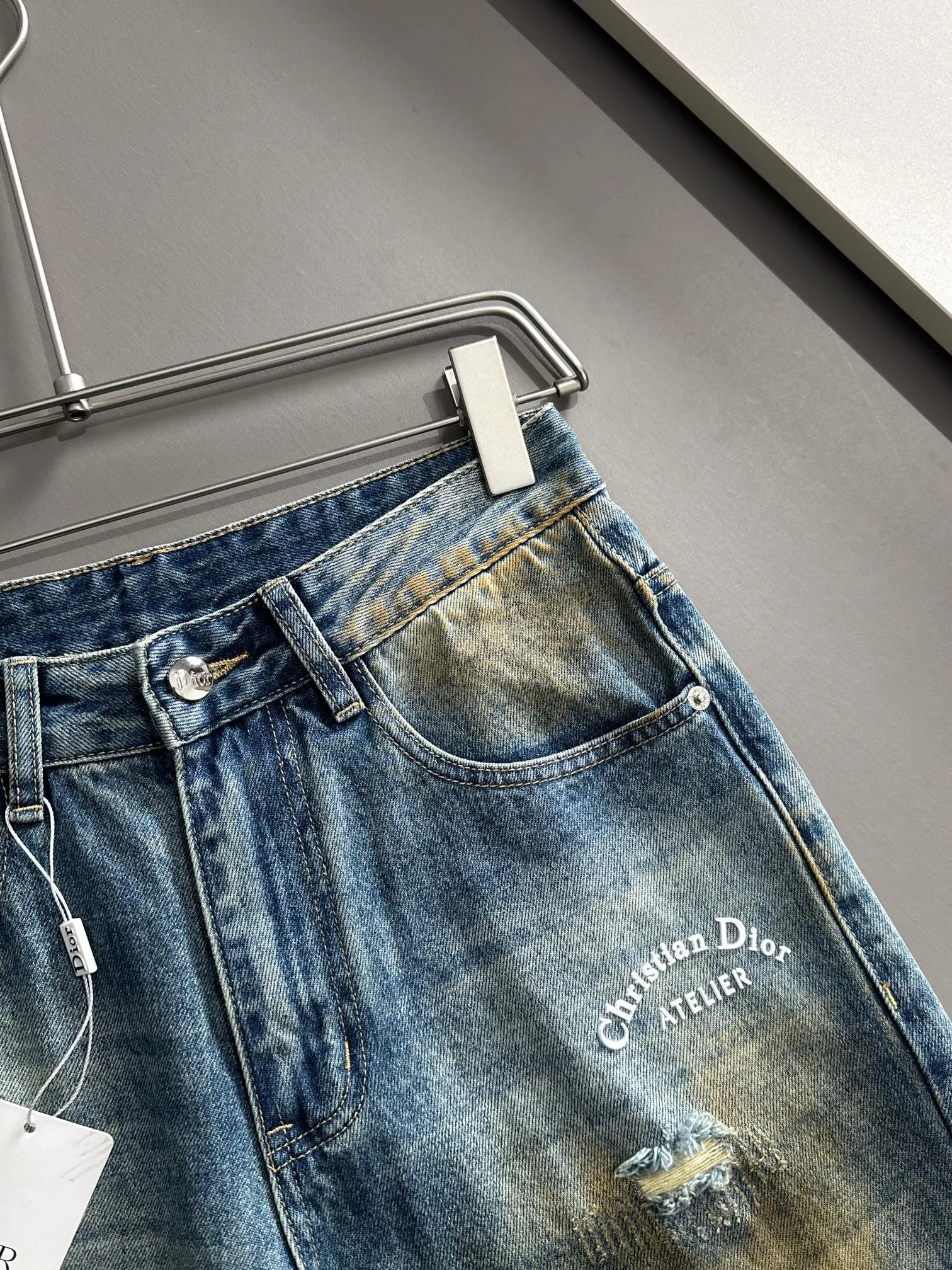 🅿️400 Dior 2025 Four Seasons Loose Jeans Straight Trousers, the trend in the trend! Many fashion bloggers control the upper body. The water is woven from imported Japanese Denim plain cotton denim fabric. It has three standards, is soft, delicate, comfortable and breathable. The color has a modern and fashionable vicissitudes. The upper body is versatile and fashionable! Light luxury, a must-have item for daily commuting! Size: S-3XL (please state your height and weight when placing an order)