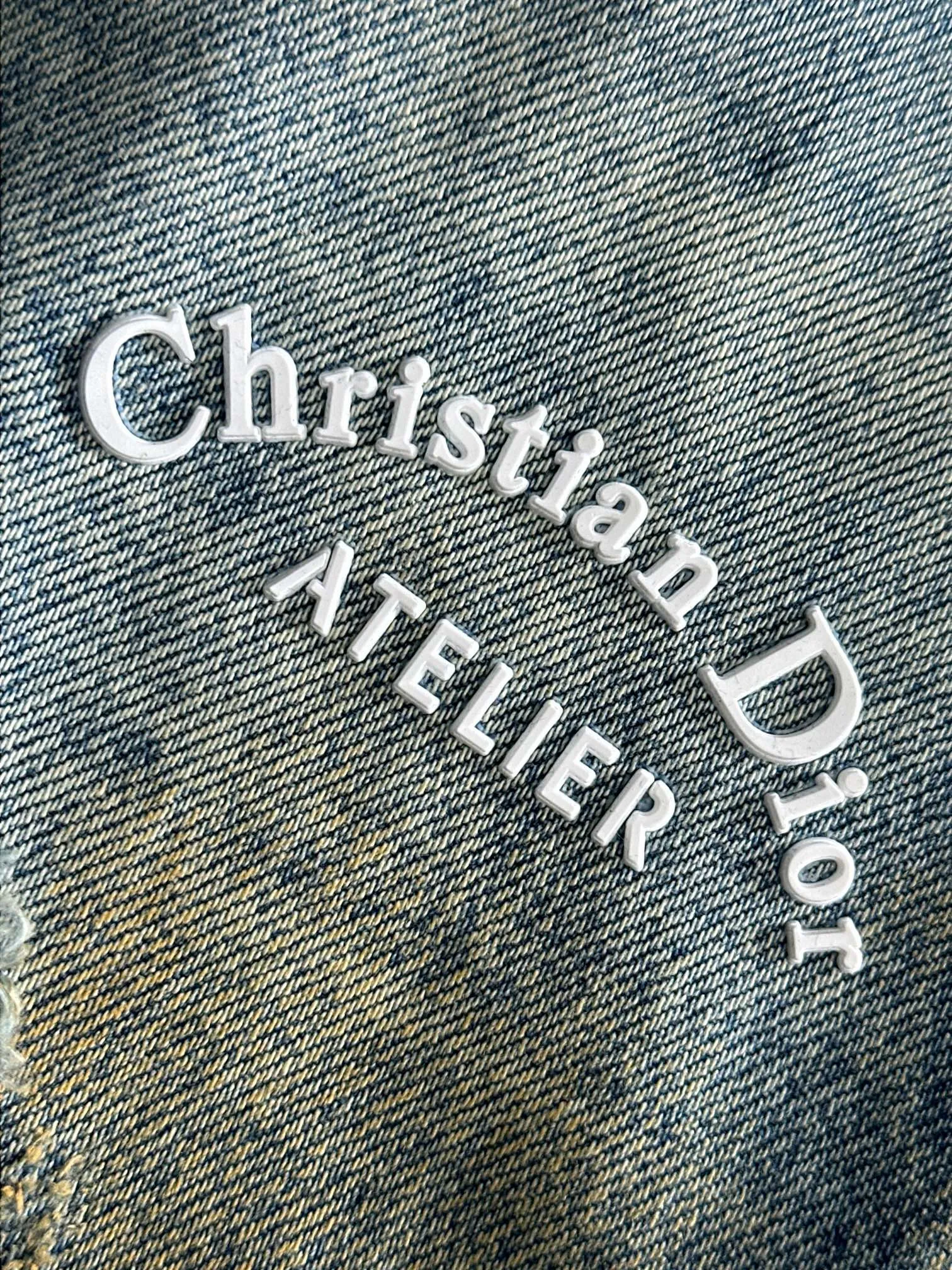 🅿️400 Dior 2025 Four Seasons Loose Jeans Straight Trousers, the trend in the trend! Many fashion bloggers control the upper body. The water is woven from imported Japanese Denim plain cotton denim fabric. It has three standards, is soft, delicate, comfortable and breathable. The color has a modern and fashionable vicissitudes. The upper body is versatile and fashionable! Light luxury, a must-have item for daily commuting! Size: S-3XL (please state your height and weight when placing an order)