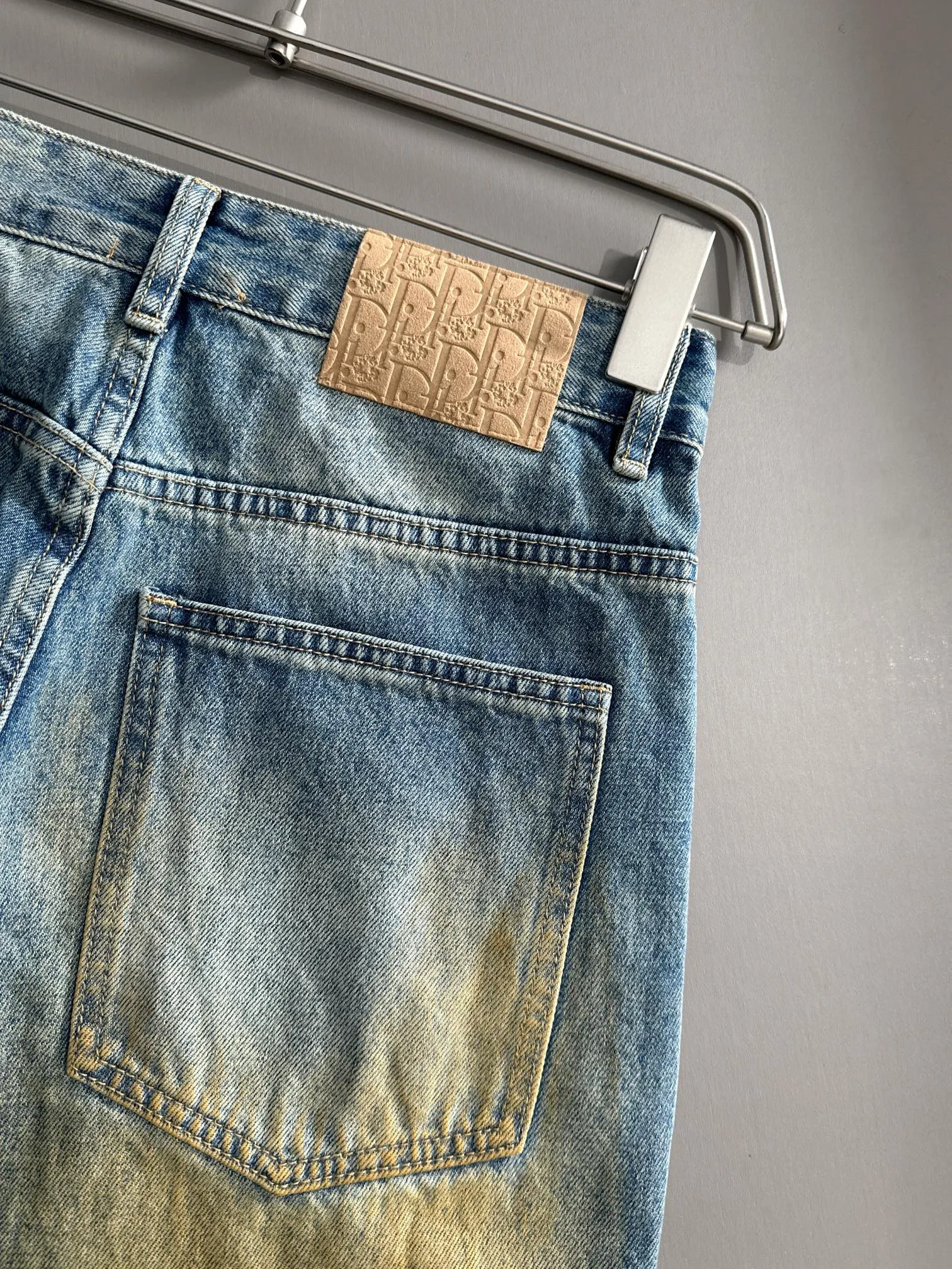 🅿️400 Dior 2025 Four Seasons Loose Jeans Straight Trousers, the trend in the trend! Many fashion bloggers control the upper body. The water is woven from imported Japanese Denim plain cotton denim fabric. It has three standards, is soft, delicate, comfortable and breathable. The color has a modern and fashionable vicissitudes. The upper body is versatile and fashionable! Light luxury, a must-have item for daily commuting! Size: S-3XL (please state your height and weight when placing an order)