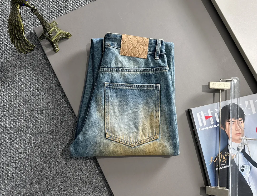 🅿️400 Dior 2025 Four Seasons Loose Jeans Straight Trousers, the trend in the trend! Many fashion bloggers control the upper body. The water is woven from imported Japanese Denim plain cotton denim fabric. It has three standards, is soft, delicate, comfortable and breathable. The color has a modern and fashionable vicissitudes. The upper body is versatile and fashionable! Light luxury, a must-have item for daily commuting! Size: S-3XL (please state your height and weight when placing an order)