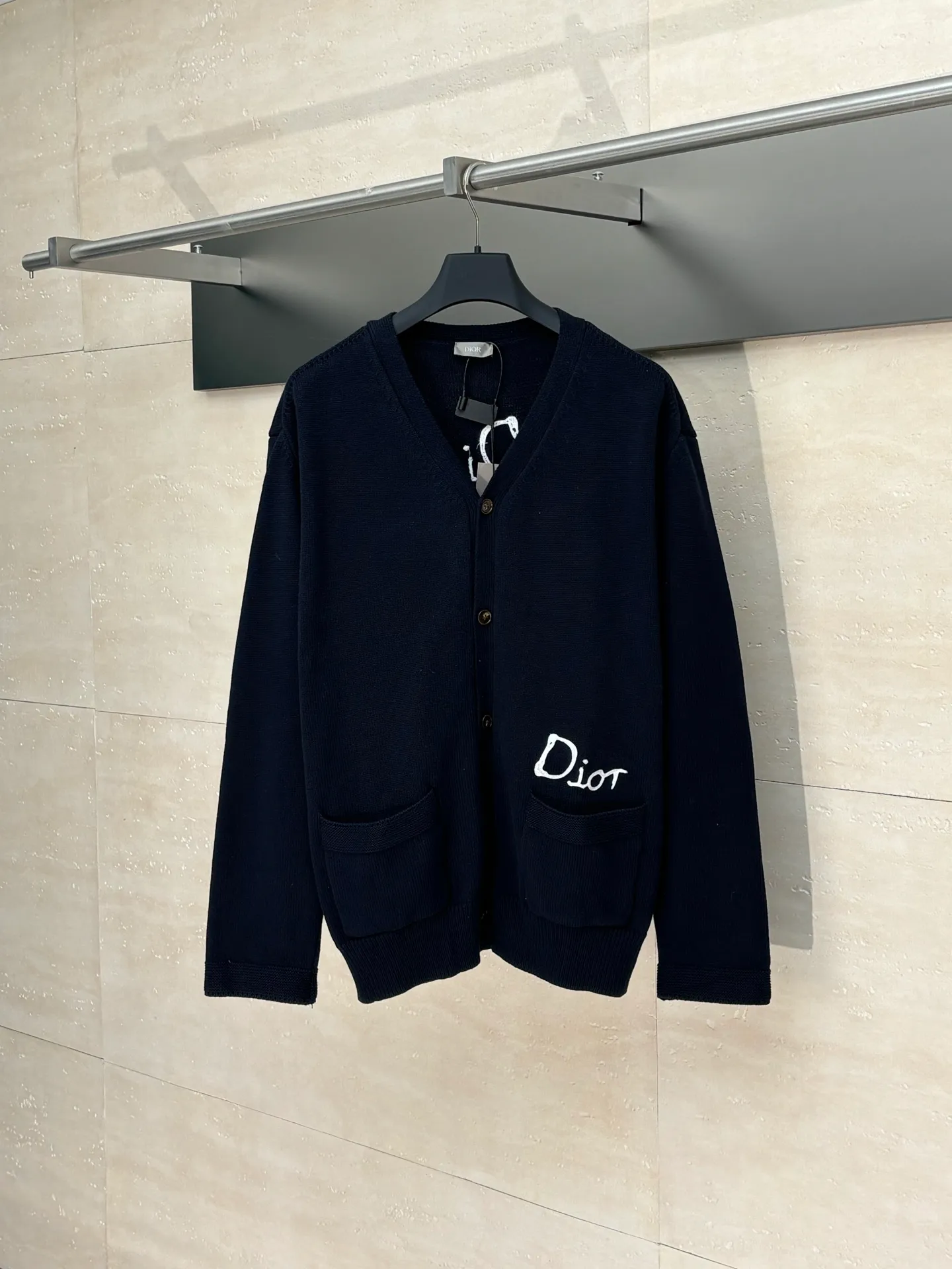 🅿️500 Dio*/Dior 25Fw new friend embroidered cotton blend button cardigan. The fabric is made of 40-count cotton yarn and wool, and the cotton content is 62%. It is mixed with 38% polyester. Mixing two kinds of wool materials can effectively make the upper body more three-dimensional. The embroidery uses high-density wool yarn embroidery technology, and the front numbers are all equipped with the joint series embroidery LOGO. The number of stitches is about 12,000. The auxiliary buttons are made of natural horn buttons, with the brand's iconic [DIOR] LOGO on the buttons. This cardigan displays the Dior For My Real Friends logo from the DIOR AND HYLTON NEL collaboration. Crafted from white cotton-blend jersey with embroidery on the front and back, button fastening and ribbed trims.  Size：S/M/L