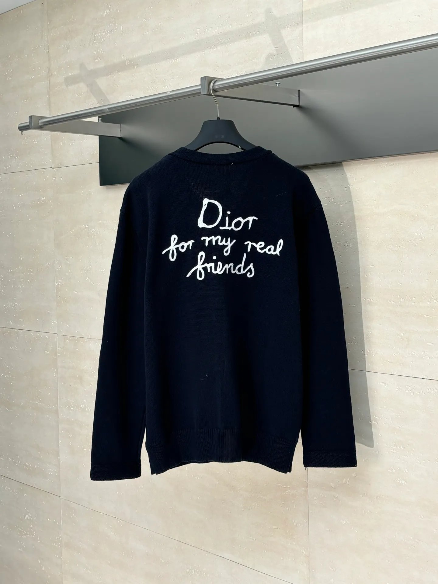 🅿️500 Dio*/Dior 25Fw new friend embroidered cotton blend button cardigan. The fabric is made of 40-count cotton yarn and wool, and the cotton content is 62%. It is mixed with 38% polyester. Mixing two kinds of wool materials can effectively make the upper body more three-dimensional. The embroidery uses high-density wool yarn embroidery technology, and the front numbers are all equipped with the joint series embroidery LOGO. The number of stitches is about 12,000. The auxiliary buttons are made of natural horn buttons, with the brand's iconic [DIOR] LOGO on the buttons. This cardigan displays the Dior For My Real Friends logo from the DIOR AND HYLTON NEL collaboration. Crafted from white cotton-blend jersey with embroidery on the front and back, button fastening and ribbed trims.  Size：S/M/L