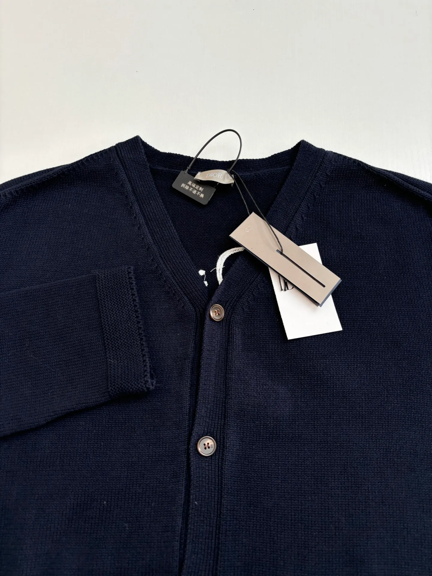 🅿️500 Dio*/Dior 25Fw new friend embroidered cotton blend button cardigan. The fabric is made of 40-count cotton yarn and wool, and the cotton content is 62%. It is mixed with 38% polyester. Mixing two kinds of wool materials can effectively make the upper body more three-dimensional. The embroidery uses high-density wool yarn embroidery technology, and the front numbers are all equipped with the joint series embroidery LOGO. The number of stitches is about 12,000. The auxiliary buttons are made of natural horn buttons, with the brand's iconic [DIOR] LOGO on the buttons. This cardigan displays the Dior For My Real Friends logo from the DIOR AND HYLTON NEL collaboration. Crafted from white cotton-blend jersey with embroidery on the front and back, button fastening and ribbed trims.  Size：S/M/L