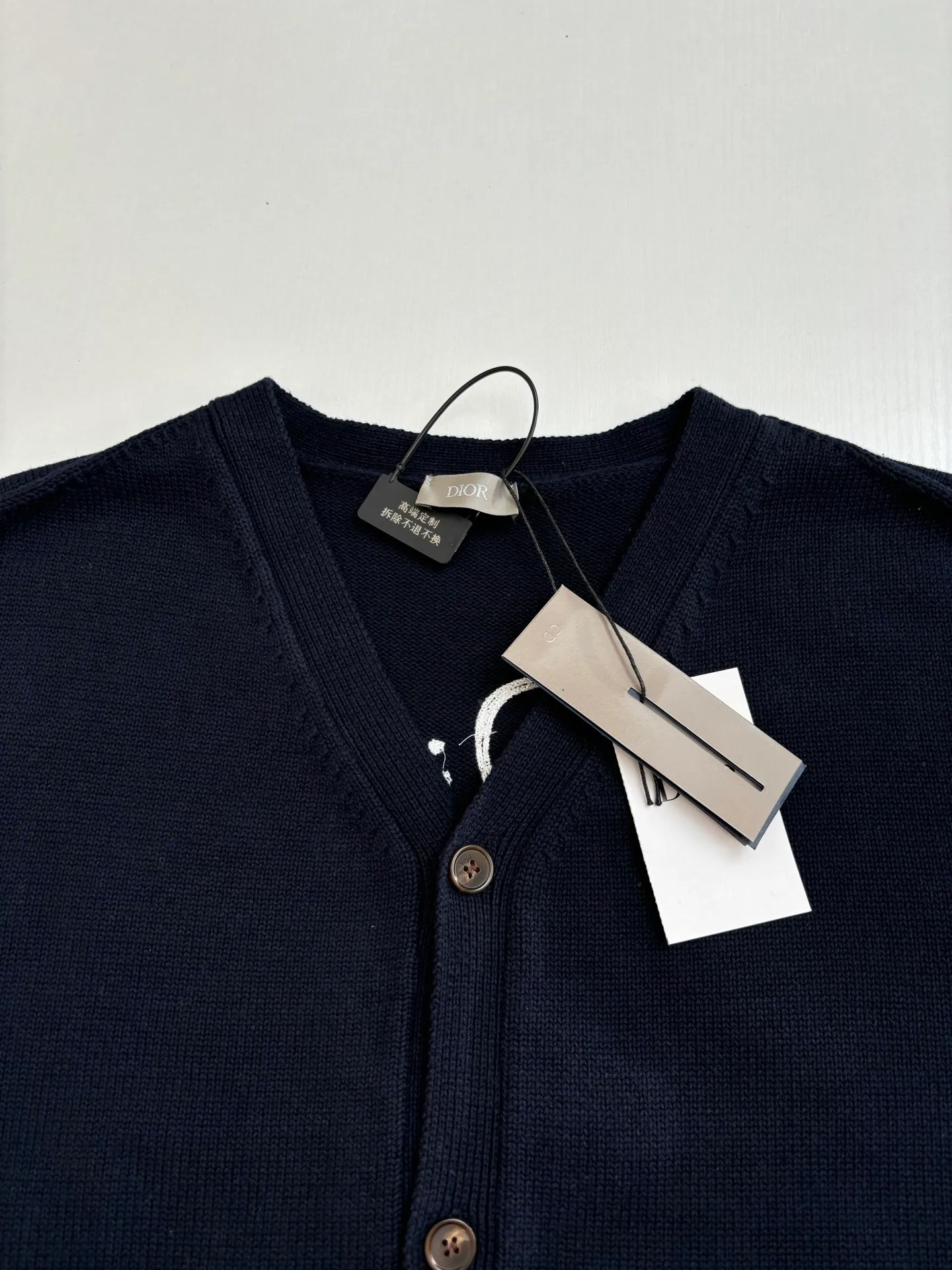 🅿️500 Dio*/Dior 25Fw new friend embroidered cotton blend button cardigan. The fabric is made of 40-count cotton yarn and wool, and the cotton content is 62%. It is mixed with 38% polyester. Mixing two kinds of wool materials can effectively make the upper body more three-dimensional. The embroidery uses high-density wool yarn embroidery technology, and the front numbers are all equipped with the joint series embroidery LOGO. The number of stitches is about 12,000. The auxiliary buttons are made of natural horn buttons, with the brand's iconic [DIOR] LOGO on the buttons. This cardigan displays the Dior For My Real Friends logo from the DIOR AND HYLTON NEL collaboration. Crafted from white cotton-blend jersey with embroidery on the front and back, button fastening and ribbed trims.  Size：S/M/L