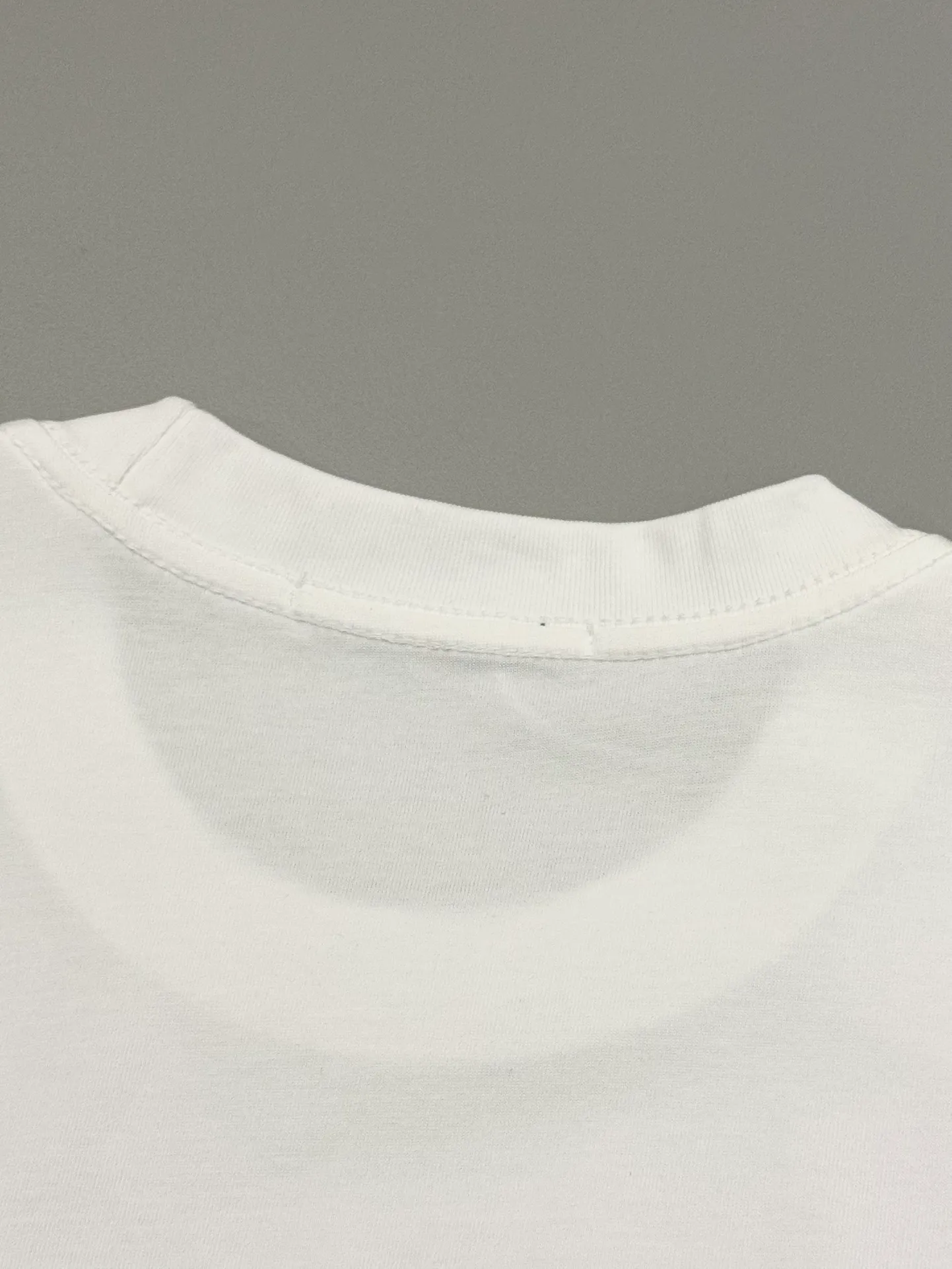 🅿️190 [Higher version] dior x stone island Dior x stone island joint embroidered short sleeves. The fabric is 32 counts, 280g, full of texture and soft to the touch. The process adopts imported machine embroidery technology. Advanced computer control system and precision mechanical components are used to realize the Dior Stone Island embroidery operation. High precision. The lines are smooth and delicate. The valley wave weaving process adjusts the knitting method of the front and rear continuous needle beds to create a horizontal convex effect on the surface of the knitted fabric. The fabric is washed and has a better hand feel. It is not easy to deform, shrink or fade. Maintain long-lasting beauty, complete with three standard styles for men and women. Color: black/white Size: S to xL