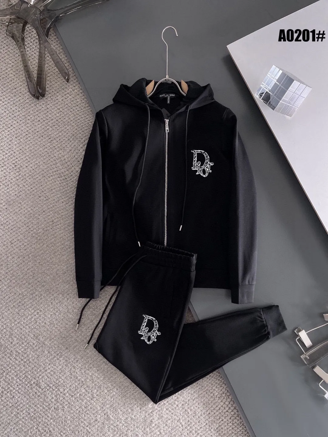 🅿️420 [DIOR Dior] (Fat Man Gospel) hot-selling suit is coming. Focus on the original version of the official website. 2025 new hot-selling cardigan sweater suit. The original order is the best product. 🇭🇰The meticulous work of top designers is dedicated to a fitting and perfect upper body effect. All-natural high-quality Roman cotton 100%, close-fitting comfort, noble and elegant! Original hardware embodies elegance and nobility! Counter size: M-5XL (maximum wear up to 220 pounds)