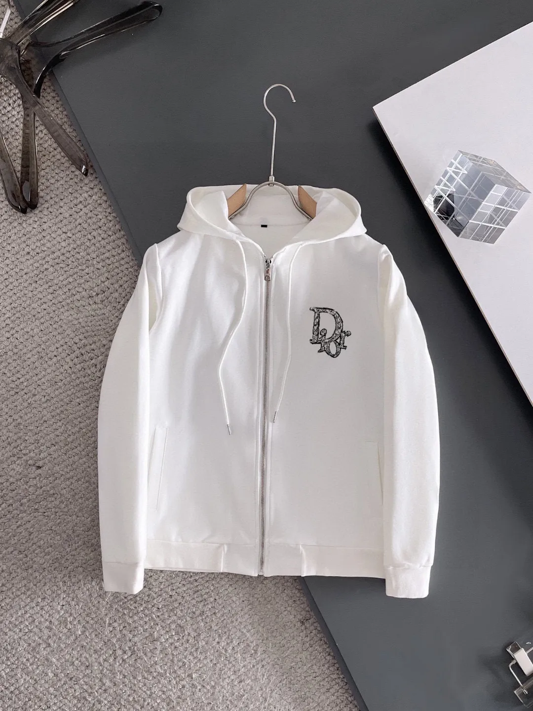 🅿️420 [DIOR Dior] (Fat Man Gospel) hot-selling suit is coming. Focus on the original version of the official website. 2025 new hot-selling cardigan sweater suit. The original order is the best product. 🇭🇰The meticulous work of top designers is dedicated to a fitting and perfect upper body effect. All-natural high-quality Roman cotton 100%, close-fitting comfort, noble and elegant! Original hardware embodies elegance and nobility! Counter size: M-5XL (maximum wear up to 220 pounds)
