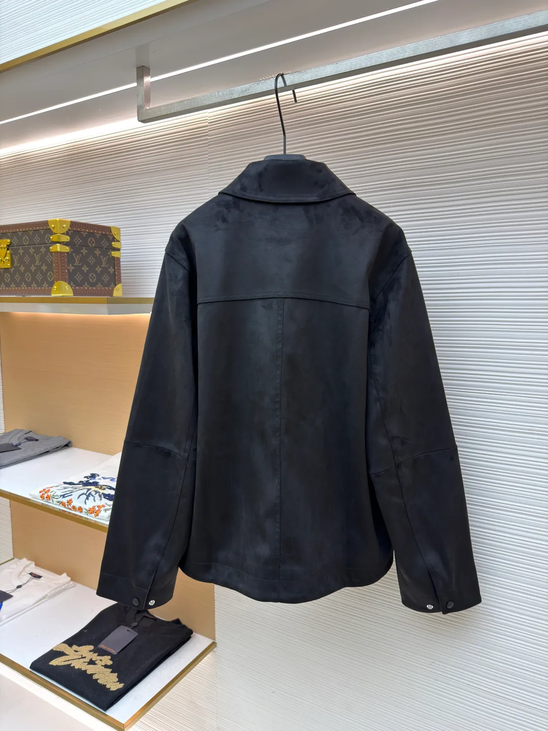 Dior suede jacket ●Original version: purchased and developed by 31810 ●Item number: 1681581-C30 ●Fabric: suede fabric ●Technology: embossed production ●Color: black ●Version: fitted version ●Weight: about 955 grams ●Size: 48-50-52 ●Description: The original version was purchased from Hangzhou National Specialty School for 36,000. The fabric is made of Italian suede. It is paired with 50 grams of knitted composite. Customized 101 matte black leather. Customized black jacquard logo silk lining. Customized 0.3×6cm leather strip. Customized 14mm matte black snap button. Customized 10mm mushroom snap button. Embossed placket. Customized accessories. Same style for men and women. Full street feel. Very good workmanship details. The overall wiring is straight and delicate, the fabric is comfortable and soft, and the color is consistent without color difference. It can be matched with the same style to create a fashionable look and control various occasions. Customized accessories, complete with three standards, same style for men and women!