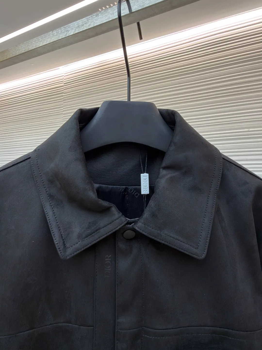 Dior suede jacket ●Original version: purchased and developed by 31810 ●Item number: 1681581-C30 ●Fabric: suede fabric ●Technology: embossed production ●Color: black ●Version: fitted version ●Weight: about 955 grams ●Size: 48-50-52 ●Description: The original version was purchased from Hangzhou National Specialty School for 36,000. The fabric is made of Italian suede. It is paired with 50 grams of knitted composite. Customized 101 matte black leather. Customized black jacquard logo silk lining. Customized 0.3×6cm leather strip. Customized 14mm matte black snap button. Customized 10mm mushroom snap button. Embossed placket. Customized accessories. Same style for men and women. Full street feel. Very good workmanship details. The overall wiring is straight and delicate, the fabric is comfortable and soft, and the color is consistent without color difference. It can be matched with the same style to create a fashionable look and control various occasions. Customized accessories, complete with three standards, same style for men and women!