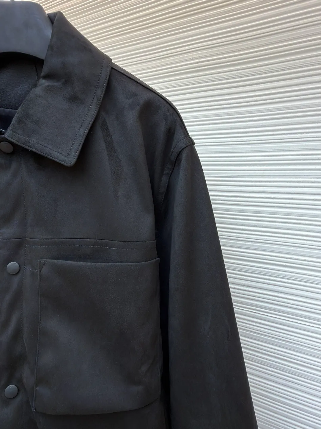 Dior suede jacket ●Original version: purchased and developed by 31810 ●Item number: 1681581-C30 ●Fabric: suede fabric ●Technology: embossed production ●Color: black ●Version: fitted version ●Weight: about 955 grams ●Size: 48-50-52 ●Description: The original version was purchased from Hangzhou National Specialty School for 36,000. The fabric is made of Italian suede. It is paired with 50 grams of knitted composite. Customized 101 matte black leather. Customized black jacquard logo silk lining. Customized 0.3×6cm leather strip. Customized 14mm matte black snap button. Customized 10mm mushroom snap button. Embossed placket. Customized accessories. Same style for men and women. Full street feel. Very good workmanship details. The overall wiring is straight and delicate, the fabric is comfortable and soft, and the color is consistent without color difference. It can be matched with the same style to create a fashionable look and control various occasions. Customized accessories, complete with three standards, same style for men and women!