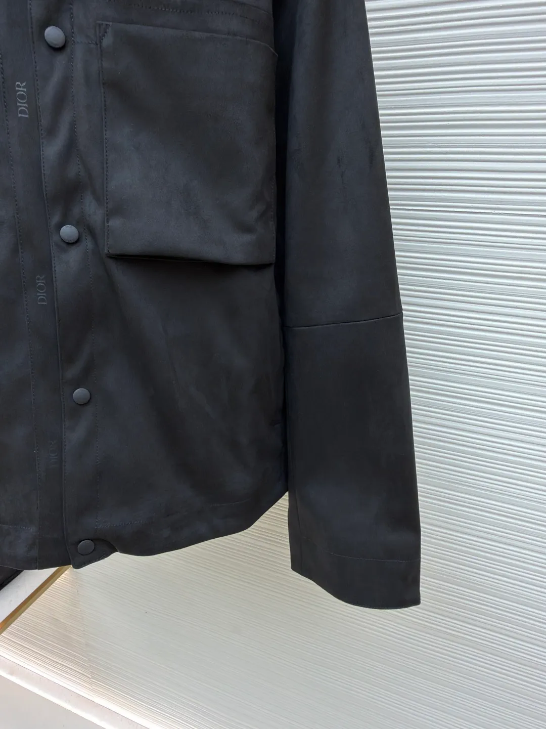 Dior suede jacket ●Original version: purchased and developed by 31810 ●Item number: 1681581-C30 ●Fabric: suede fabric ●Technology: embossed production ●Color: black ●Version: fitted version ●Weight: about 955 grams ●Size: 48-50-52 ●Description: The original version was purchased from Hangzhou National Specialty School for 36,000. The fabric is made of Italian suede. It is paired with 50 grams of knitted composite. Customized 101 matte black leather. Customized black jacquard logo silk lining. Customized 0.3×6cm leather strip. Customized 14mm matte black snap button. Customized 10mm mushroom snap button. Embossed placket. Customized accessories. Same style for men and women. Full street feel. Very good workmanship details. The overall wiring is straight and delicate, the fabric is comfortable and soft, and the color is consistent without color difference. It can be matched with the same style to create a fashionable look and control various occasions. Customized accessories, complete with three standards, same style for men and women!