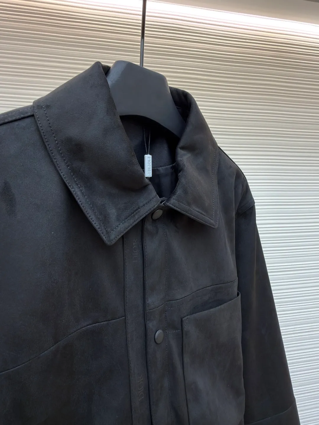 Dior suede jacket ●Original version: purchased and developed by 31810 ●Item number: 1681581-C30 ●Fabric: suede fabric ●Technology: embossed production ●Color: black ●Version: fitted version ●Weight: about 955 grams ●Size: 48-50-52 ●Description: The original version was purchased from Hangzhou National Specialty School for 36,000. The fabric is made of Italian suede. It is paired with 50 grams of knitted composite. Customized 101 matte black leather. Customized black jacquard logo silk lining. Customized 0.3×6cm leather strip. Customized 14mm matte black snap button. Customized 10mm mushroom snap button. Embossed placket. Customized accessories. Same style for men and women. Full street feel. Very good workmanship details. The overall wiring is straight and delicate, the fabric is comfortable and soft, and the color is consistent without color difference. It can be matched with the same style to create a fashionable look and control various occasions. Customized accessories, complete with three standards, same style for men and women!