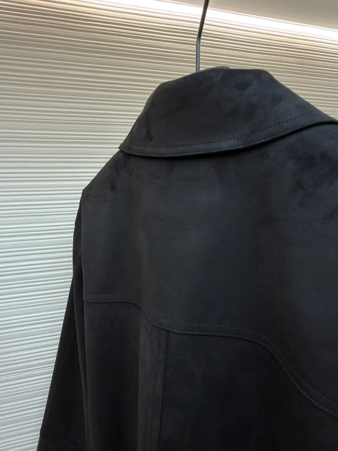 Dior suede jacket ●Original version: purchased and developed by 31810 ●Item number: 1681581-C30 ●Fabric: suede fabric ●Technology: embossed production ●Color: black ●Version: fitted version ●Weight: about 955 grams ●Size: 48-50-52 ●Description: The original version was purchased from Hangzhou National Specialty School for 36,000. The fabric is made of Italian suede. It is paired with 50 grams of knitted composite. Customized 101 matte black leather. Customized black jacquard logo silk lining. Customized 0.3×6cm leather strip. Customized 14mm matte black snap button. Customized 10mm mushroom snap button. Embossed placket. Customized accessories. Same style for men and women. Full street feel. Very good workmanship details. The overall wiring is straight and delicate, the fabric is comfortable and soft, and the color is consistent without color difference. It can be matched with the same style to create a fashionable look and control various occasions. Customized accessories, complete with three standards, same style for men and women!