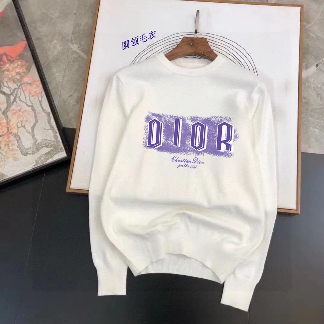 🅿️240 【Dior】Autumn and winter classic round neck pullover sweater, in full condition! ! ! Wool blended fabric, the latest model in 2025, golden ratio! ! Slim-fitting soft gold, versatile and practical item, the combination and practicality are extremely powerful, simple and elegant, and classy! To create your own style, it is highly recommended to buy it in two colors. The standard slim fit tailoring process is suitable for both young and old men. It is knitted from wool and will not cause any discomfort! While keeping warm, it is stylish, textured and wearable, and the classic logo with contrasting colors on the chest feels in place! ! Recommended for regular customers! ! Size M-3XL (maximum wear: 190 pounds)