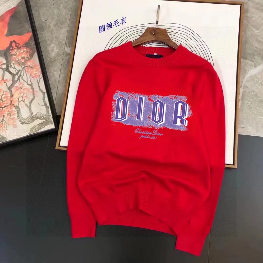 🅿️240 【Dior】Autumn and winter classic round neck pullover sweater, in full condition! ! ! Wool blended fabric, the latest model in 2025, golden ratio! ! Slim-fitting soft gold, versatile and practical item, the combination and practicality are extremely powerful, simple and elegant, and classy! To create your own style, it is highly recommended to buy it in two colors. The standard slim fit tailoring process is suitable for both young and old men. It is knitted from wool and will not cause any discomfort! While keeping warm, it is stylish, textured and wearable, and the classic logo with contrasting colors on the chest feels in place! ! Recommended for regular customers! ! Size M-3XL (maximum wear: 190 pounds)