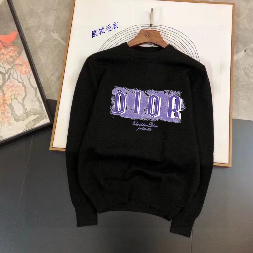 🅿️240 【Dior】Autumn and winter classic round neck pullover sweater, in full condition! ! ! Wool blended fabric, the latest model in 2025, golden ratio! ! Slim-fitting soft gold, versatile and practical item, the combination and practicality are extremely powerful, simple and elegant, and classy! To create your own style, it is highly recommended to buy it in two colors. The standard slim fit tailoring process is suitable for both young and old men. It is knitted from wool and will not cause any discomfort! While keeping warm, it is stylish, textured and wearable, and the classic logo with contrasting colors on the chest feels in place! ! Recommended for regular customers! ! Size M-3XL (maximum wear: 190 pounds)