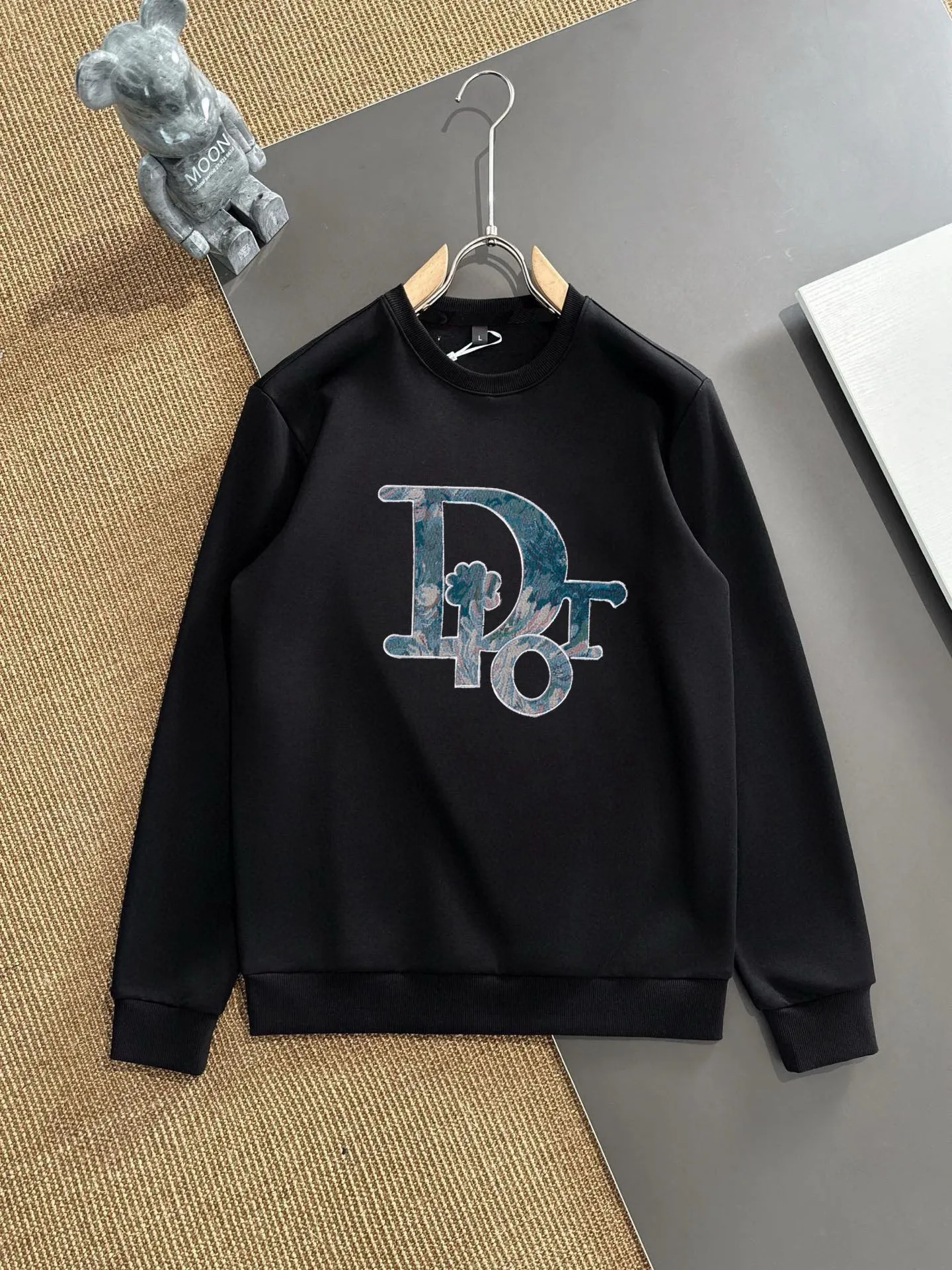 🅿️380 [DIOR Dior] (Fat Man’s Gospel) hot-selling suit is coming. Focus on the original version of the official website. 2025 new hot-selling sweatshirt suit. The original order is the best product. 🇭🇰The meticulous work of top designers is dedicated to a fitting and perfect upper body effect. All-natural high-quality Roman cotton 100%, close-fitting comfort, noble and elegant! Original hardware embodies elegance and nobility! Counter size: M-5XL (maximum wear up to 220 pounds)