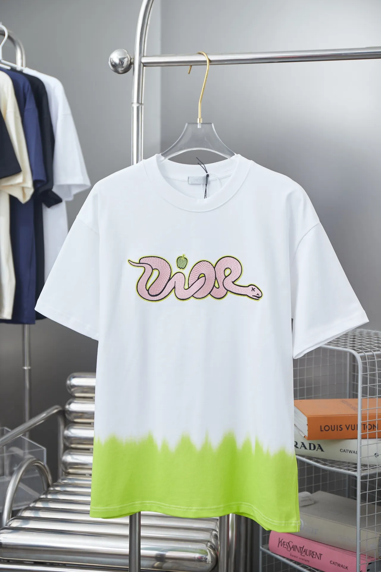 🅿️190 Christian D*or 25SS new early spring DIOR AND KAWS limited series short-sleeved, light luxury, essential item for daily commuting for men and women, correct version, welcome to compare, detailed features · 280g 100% pure cotton double yarn jersey fabric · Custom dyed in the same cylinder, special thickened 32 count double-ply 1X1 thread · Imported Tajima machine embroidery, snake-shaped DIOR logo embroidered on the chest · High-definition CANNY imported machine printing on the hem · Double-needle cross-stitching process · Original main mark, washed tag, branded moisture-proof paper packaging Color: Orange/White Size: S/M/L/XL