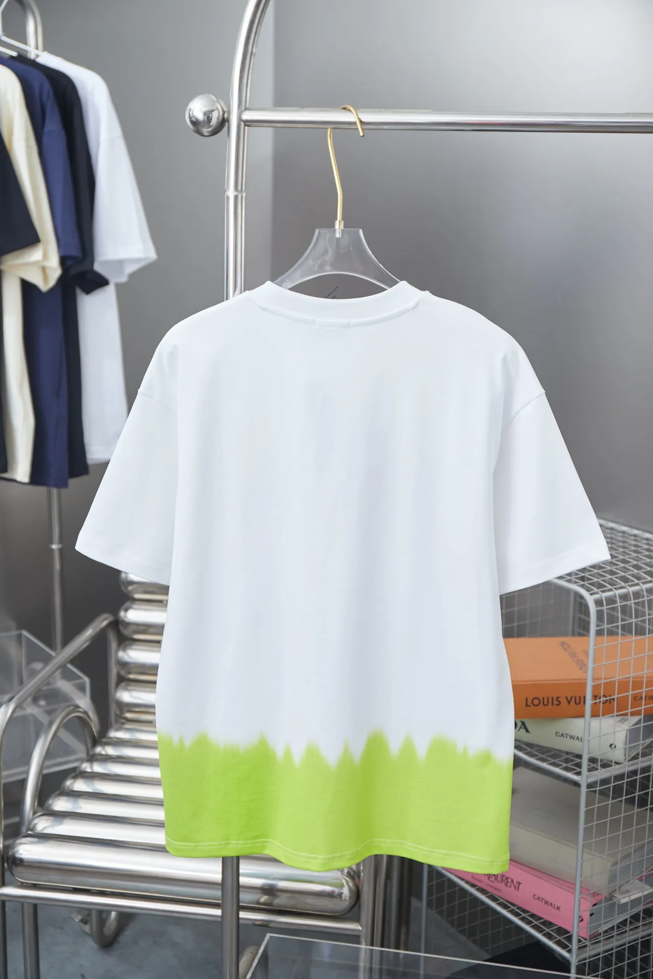 🅿️190 Christian D*or 25SS new early spring DIOR AND KAWS limited series short-sleeved, light luxury, essential item for daily commuting for men and women, correct version, welcome to compare, detailed features · 280g 100% pure cotton double yarn jersey fabric · Custom dyed in the same cylinder, special thickened 32 count double-ply 1X1 thread · Imported Tajima machine embroidery, snake-shaped DIOR logo embroidered on the chest · High-definition CANNY imported machine printing on the hem · Double-needle cross-stitching process · Original main mark, washed tag, branded moisture-proof paper packaging Color: Orange/White Size: S/M/L/XL