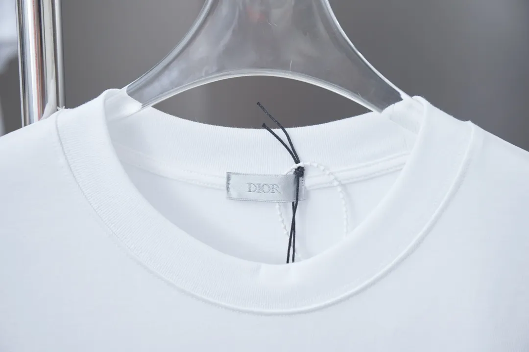 🅿️190 Christian D*or 25SS new early spring DIOR AND KAWS limited series short-sleeved, light luxury, essential item for daily commuting for men and women, correct version, welcome to compare, detailed features · 280g 100% pure cotton double yarn jersey fabric · Custom dyed in the same cylinder, special thickened 32 count double-ply 1X1 thread · Imported Tajima machine embroidery, snake-shaped DIOR logo embroidered on the chest · High-definition CANNY imported machine printing on the hem · Double-needle cross-stitching process · Original main mark, washed tag, branded moisture-proof paper packaging Color: Orange/White Size: S/M/L/XL