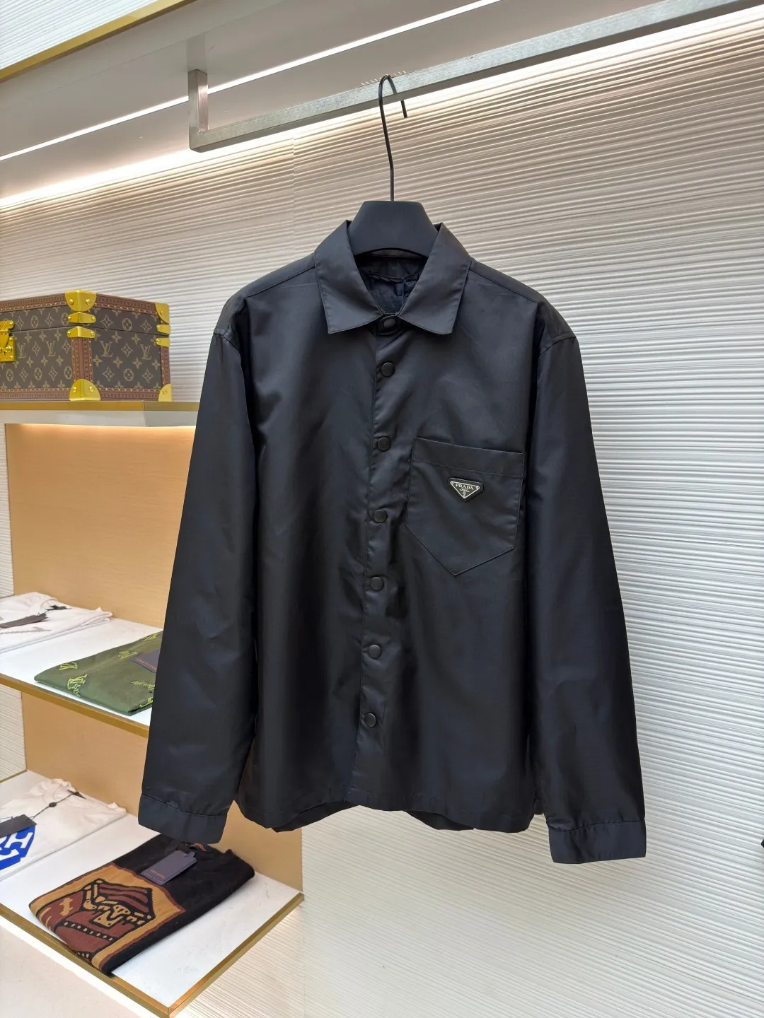 Prada triangle logo nylon shirt ●Original version: Purchased and developed for 13100 ●Item number: 1680855-A95 ●Fabric: nylon fabric ●Technology: Positioning cutting machine ●Version: Fitted version ●Weight: about 280 grams ●Size: S-M-L-XL ●Description: Customized regenerated nylon material. The touch is like the end of the world. Light and tough. Comfortable and close to the skin. With pure black as the background color, it has a mysterious and elegant aura. The iconic triangle logo is embellished to interpret the gentleman's elegance and generous temperament, showing the elegance at a glance. The infrared positioning of the "Prada triangle logo" using an imported special machine is more precise and firm. Three-dimensional cutting of the human body returns to traditional craftsmanship through segmentation, folding, shrinking, and stretching techniques. The so-called slow work produces fine work, which is the respect for the material and the pursuit of feel. The workmanship is complex and tedious, slow in time, and high in loss. It adopts the side-turning buried clamping thread process to make it smooth and tidy. The overall wiring is straight and delicate, the fabric is comfortable and soft, and the color is consistent without color difference. It can be matched with the same style to create a fashionable look and control various occasions. Customized accessories, complete with three standards, same style for men and women!
