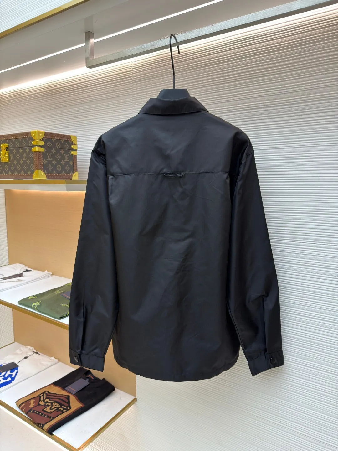Prada triangle logo nylon shirt ●Original version: Purchased and developed for 13100 ●Item number: 1680855-A95 ●Fabric: nylon fabric ●Technology: Positioning cutting machine ●Version: Fitted version ●Weight: about 280 grams ●Size: S-M-L-XL ●Description: Customized regenerated nylon material. The touch is like the end of the world. Light and tough. Comfortable and close to the skin. With pure black as the background color, it has a mysterious and elegant aura. The iconic triangle logo is embellished to interpret the gentleman's elegance and generous temperament, showing the elegance at a glance. The infrared positioning of the "Prada triangle logo" using an imported special machine is more precise and firm. Three-dimensional cutting of the human body returns to traditional craftsmanship through segmentation, folding, shrinking, and stretching techniques. The so-called slow work produces fine work, which is the respect for the material and the pursuit of feel. The workmanship is complex and tedious, slow in time, and high in loss. It adopts the side-turning buried clamping thread process to make it smooth and tidy. The overall wiring is straight and delicate, the fabric is comfortable and soft, and the color is consistent without color difference. It can be matched with the same style to create a fashionable look and control various occasions. Customized accessories, complete with three standards, same style for men and women!