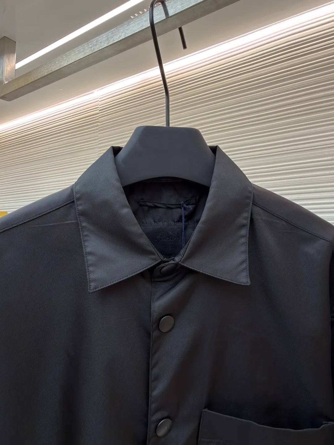 Prada triangle logo nylon shirt ●Original version: Purchased and developed for 13100 ●Item number: 1680855-A95 ●Fabric: nylon fabric ●Technology: Positioning cutting machine ●Version: Fitted version ●Weight: about 280 grams ●Size: S-M-L-XL ●Description: Customized regenerated nylon material. The touch is like the end of the world. Light and tough. Comfortable and close to the skin. With pure black as the background color, it has a mysterious and elegant aura. The iconic triangle logo is embellished to interpret the gentleman's elegance and generous temperament, showing the elegance at a glance. The infrared positioning of the "Prada triangle logo" using an imported special machine is more precise and firm. Three-dimensional cutting of the human body returns to traditional craftsmanship through segmentation, folding, shrinking, and stretching techniques. The so-called slow work produces fine work, which is the respect for the material and the pursuit of feel. The workmanship is complex and tedious, slow in time, and high in loss. It adopts the side-turning buried clamping thread process to make it smooth and tidy. The overall wiring is straight and delicate, the fabric is comfortable and soft, and the color is consistent without color difference. It can be matched with the same style to create a fashionable look and control various occasions. Customized accessories, complete with three standards, same style for men and women!