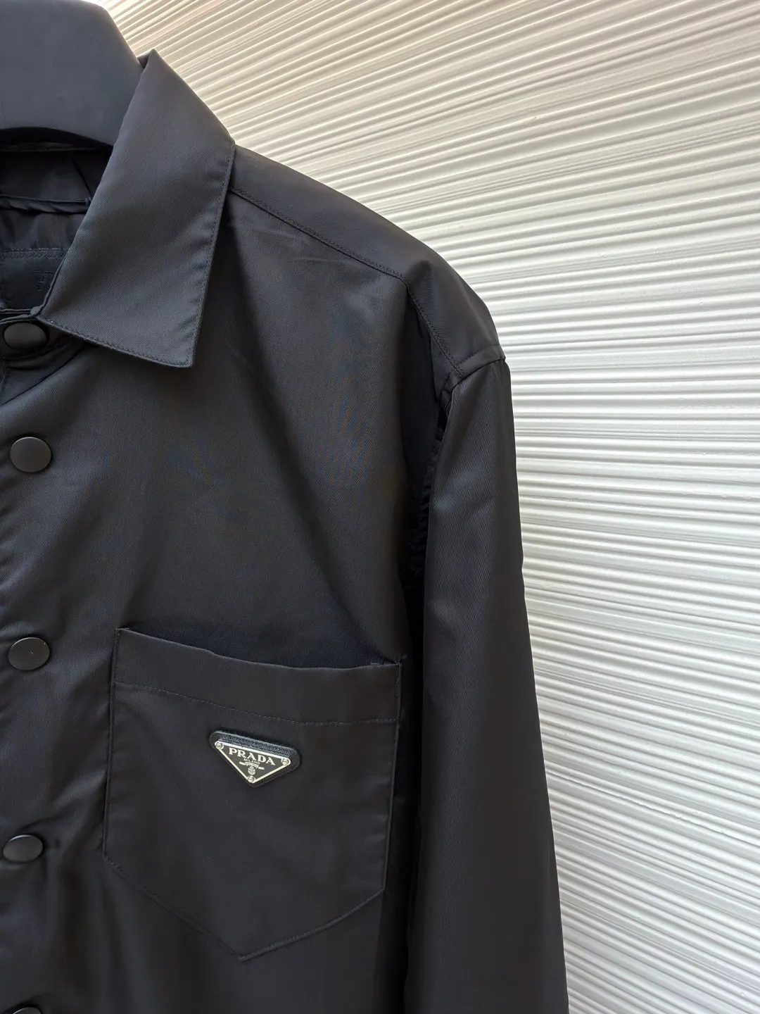 Prada triangle logo nylon shirt ●Original version: Purchased and developed for 13100 ●Item number: 1680855-A95 ●Fabric: nylon fabric ●Technology: Positioning cutting machine ●Version: Fitted version ●Weight: about 280 grams ●Size: S-M-L-XL ●Description: Customized regenerated nylon material. The touch is like the end of the world. Light and tough. Comfortable and close to the skin. With pure black as the background color, it has a mysterious and elegant aura. The iconic triangle logo is embellished to interpret the gentleman's elegance and generous temperament, showing the elegance at a glance. The infrared positioning of the "Prada triangle logo" using an imported special machine is more precise and firm. Three-dimensional cutting of the human body returns to traditional craftsmanship through segmentation, folding, shrinking, and stretching techniques. The so-called slow work produces fine work, which is the respect for the material and the pursuit of feel. The workmanship is complex and tedious, slow in time, and high in loss. It adopts the side-turning buried clamping thread process to make it smooth and tidy. The overall wiring is straight and delicate, the fabric is comfortable and soft, and the color is consistent without color difference. It can be matched with the same style to create a fashionable look and control various occasions. Customized accessories, complete with three standards, same style for men and women!