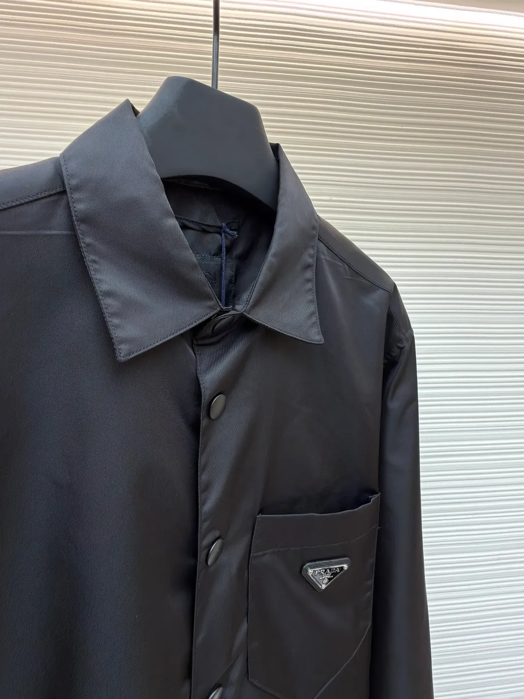 Prada triangle logo nylon shirt ●Original version: Purchased and developed for 13100 ●Item number: 1680855-A95 ●Fabric: nylon fabric ●Technology: Positioning cutting machine ●Version: Fitted version ●Weight: about 280 grams ●Size: S-M-L-XL ●Description: Customized regenerated nylon material. The touch is like the end of the world. Light and tough. Comfortable and close to the skin. With pure black as the background color, it has a mysterious and elegant aura. The iconic triangle logo is embellished to interpret the gentleman's elegance and generous temperament, showing the elegance at a glance. The infrared positioning of the "Prada triangle logo" using an imported special machine is more precise and firm. Three-dimensional cutting of the human body returns to traditional craftsmanship through segmentation, folding, shrinking, and stretching techniques. The so-called slow work produces fine work, which is the respect for the material and the pursuit of feel. The workmanship is complex and tedious, slow in time, and high in loss. It adopts the side-turning buried clamping thread process to make it smooth and tidy. The overall wiring is straight and delicate, the fabric is comfortable and soft, and the color is consistent without color difference. It can be matched with the same style to create a fashionable look and control various occasions. Customized accessories, complete with three standards, same style for men and women!