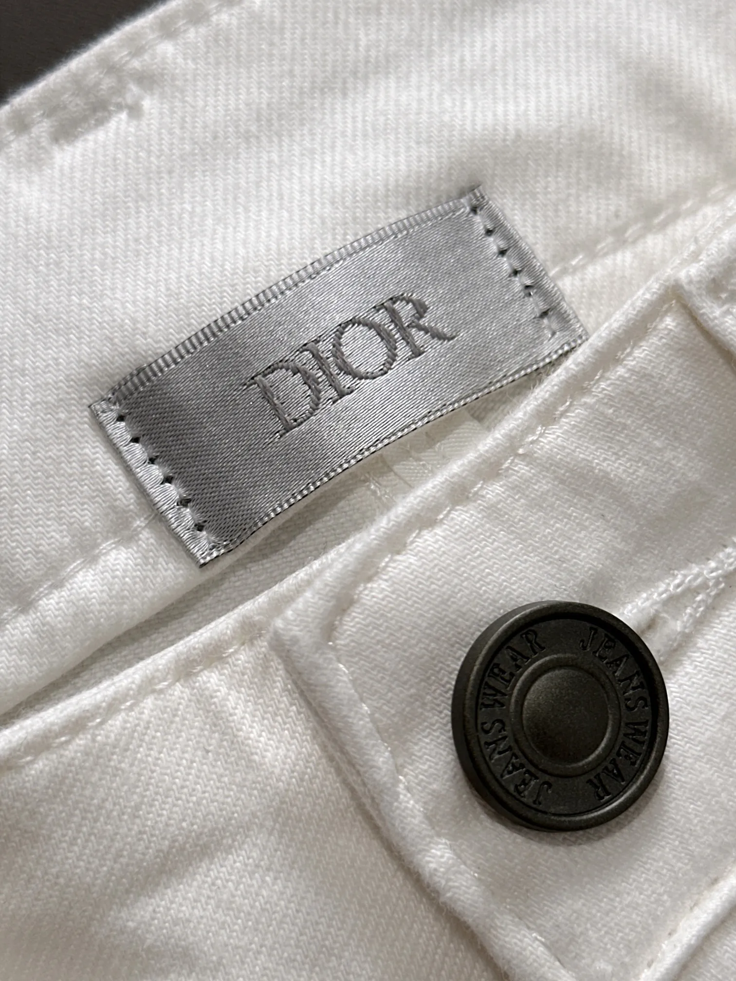 🅿️360 Dior's new 2025 summer embroidered pocket slim-fit jeans trousers are produced using imported Japanese Denim plain cotton denim fabrics, complete with three labels, simple yet elegant, soft, delicate and comfortable, and versatile and fashionable on the upper body! Light luxury, a must-have item for daily commuting! Color: Black White Size: 28-40 (please state your height and weight when placing an order)