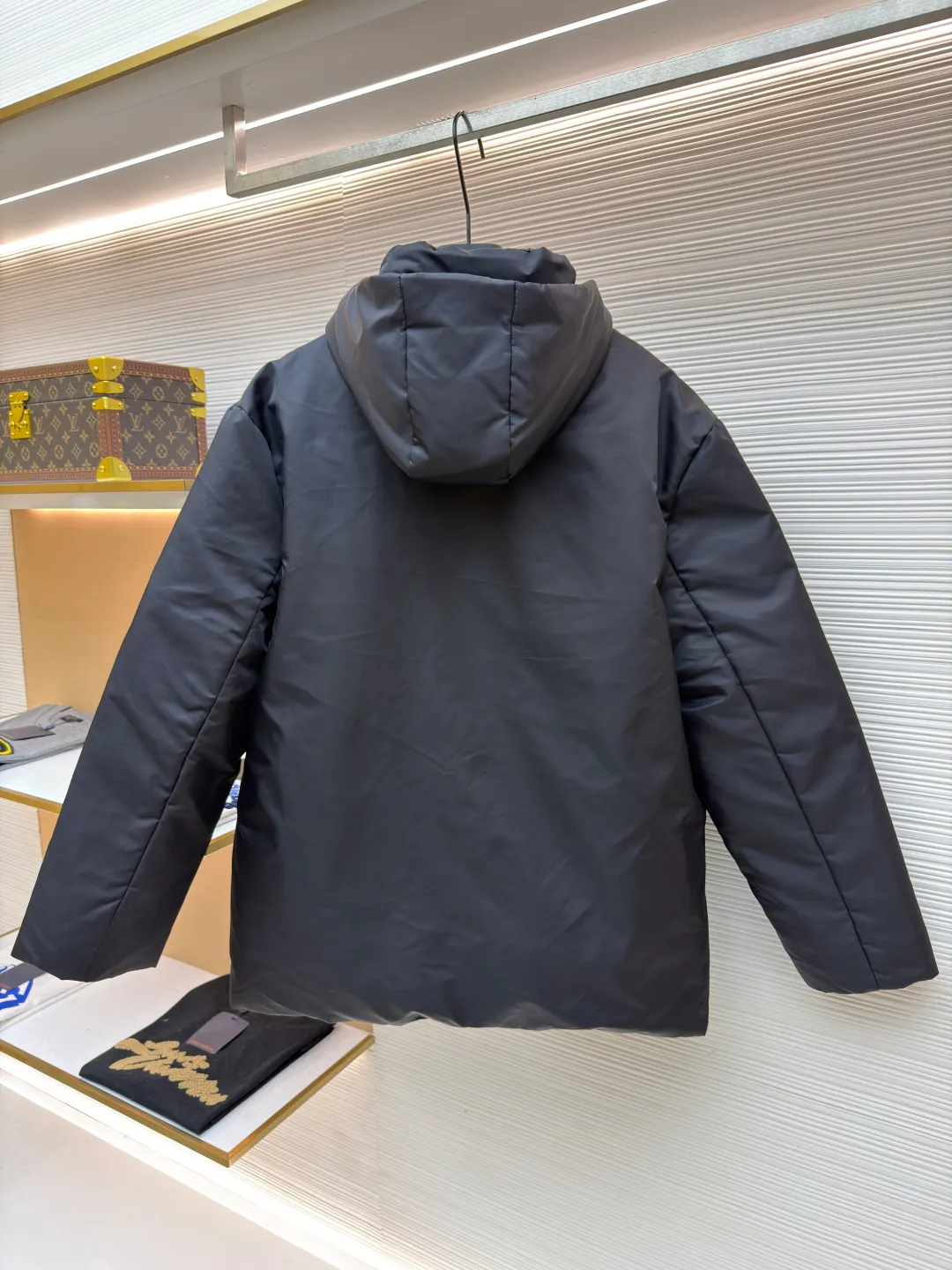 Prada mid-length nylon hooded down jacket ●Original version: purchased and developed for 15999 ●Item number: 1681587-D35 ●Fabric: white duck down fabric ●Technology: mechanical down filling ●Color: black ●Version: fitted version ●Weight: about 1155 grams ●Size: S-M-L-XL ●Description: Re-Nylon short down jacket uses environmentally friendly Re-Nylon material, the fabric density is very high It has strong tear resistance, strong stiffness and wear resistance. It is different from the Bird brand's hard shell, it is softer and has a very strong sense of functionality. Double-sided design: The biggest highlight of this down jacket is its double-sided design, which allows one piece of clothing to show two different styles and shapes, greatly increasing the diversity and fashion sense of wearing. Detachable hood: The down jacket is equipped with a detachable nylon hood, which users can easily remove or install according to weather changes or personal preferences, which is both practical and convenient. The details are exquisitely processed: the zipper design is simple and elegant, easy to operate; the closing design of the cuffs and hem effectively prevents the intrusion of cold wind, improving the warmth and comfort of wearing. All the hangtags, wash marks, air holes, snap buttons, and chest labels are all custom-made using original one-to-one molds.  The overall wiring is straight and delicate, the fabric is comfortable and soft, and the color is consistent without color difference. It can be matched with the same style to create a fashionable look and control various occasions. Customized accessories, complete with three standards, same style for men and women!