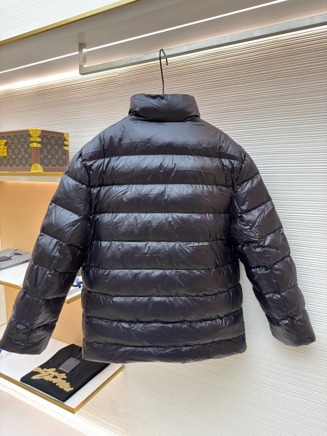 Prada mid-length nylon hooded down jacket ●Original version: purchased and developed for 15999 ●Item number: 1681587-D35 ●Fabric: white duck down fabric ●Technology: mechanical down filling ●Color: black ●Version: fitted version ●Weight: about 1155 grams ●Size: S-M-L-XL ●Description: Re-Nylon short down jacket uses environmentally friendly Re-Nylon material, the fabric density is very high It has strong tear resistance, strong stiffness and wear resistance. It is different from the Bird brand's hard shell, it is softer and has a very strong sense of functionality. Double-sided design: The biggest highlight of this down jacket is its double-sided design, which allows one piece of clothing to show two different styles and shapes, greatly increasing the diversity and fashion sense of wearing. Detachable hood: The down jacket is equipped with a detachable nylon hood, which users can easily remove or install according to weather changes or personal preferences, which is both practical and convenient. The details are exquisitely processed: the zipper design is simple and elegant, easy to operate; the closing design of the cuffs and hem effectively prevents the intrusion of cold wind, improving the warmth and comfort of wearing. All the hangtags, wash marks, air holes, snap buttons, and chest labels are all custom-made using original one-to-one molds.  The overall wiring is straight and delicate, the fabric is comfortable and soft, and the color is consistent without color difference. It can be matched with the same style to create a fashionable look and control various occasions. Customized accessories, complete with three standards, same style for men and women!