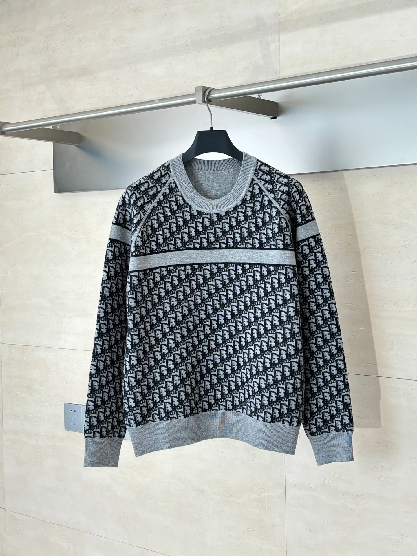 🅿️540 Dio*/Dior 25Fw double-sided knitted jacquard sweater is knitted with technical cashmere blend. The other side is decorated with the iconic Oblique print. The stripe pattern on the back is embellished with the "Cistian" logo. Fashionable and versatile. Size: M/L/XL