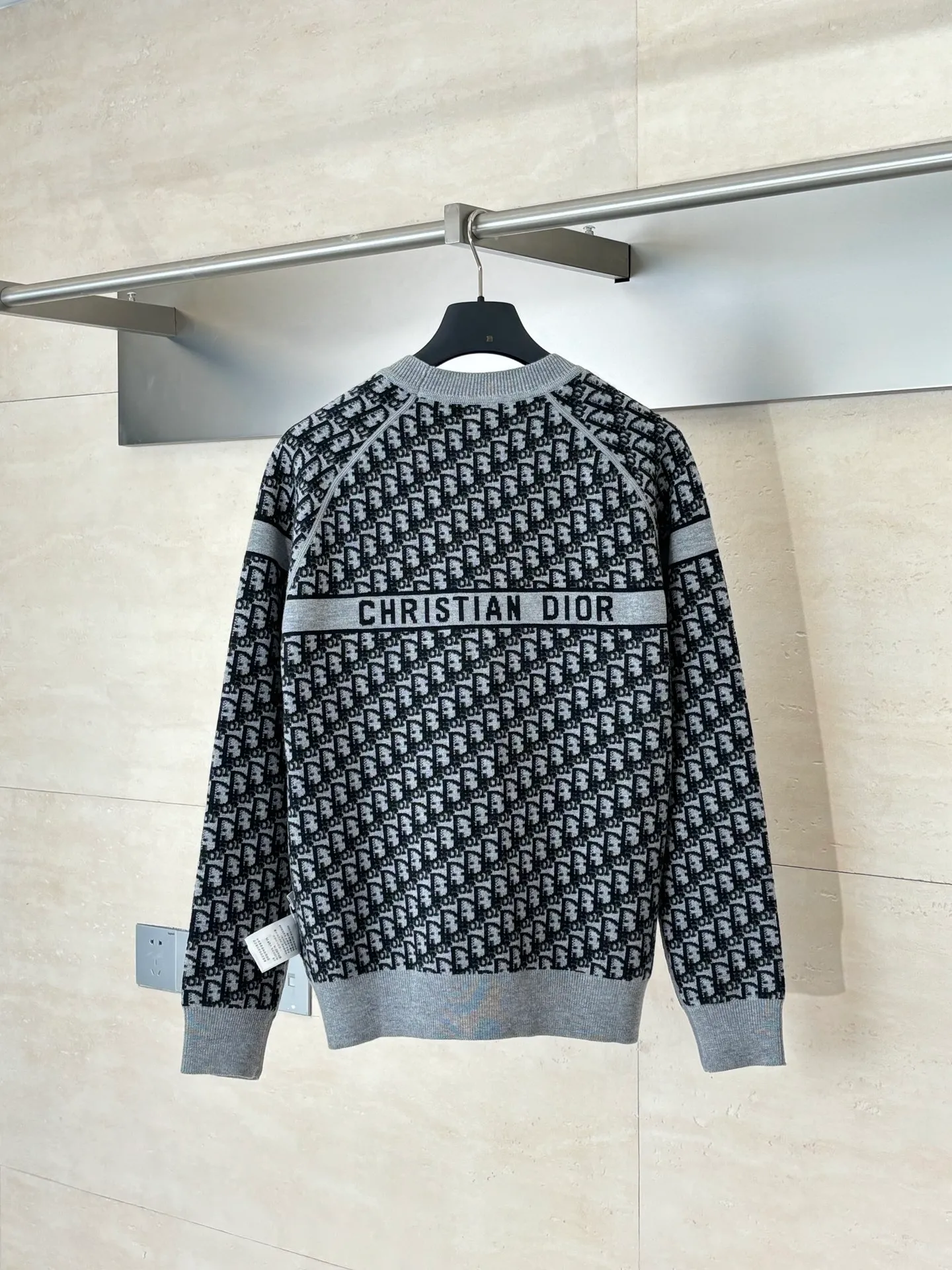 🅿️540 Dio*/Dior 25Fw double-sided knitted jacquard sweater is knitted with technical cashmere blend. The other side is decorated with the iconic Oblique print. The stripe pattern on the back is embellished with the "Cistian" logo. Fashionable and versatile. Size: M/L/XL