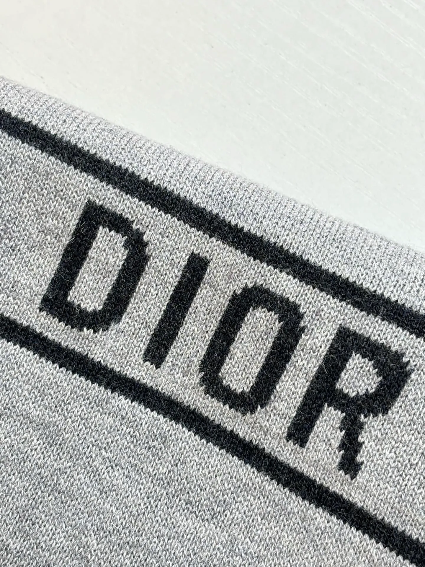 🅿️540 Dio*/Dior 25Fw double-sided knitted jacquard sweater is knitted with technical cashmere blend. The other side is decorated with the iconic Oblique print. The stripe pattern on the back is embellished with the "Cistian" logo. Fashionable and versatile. Size: M/L/XL