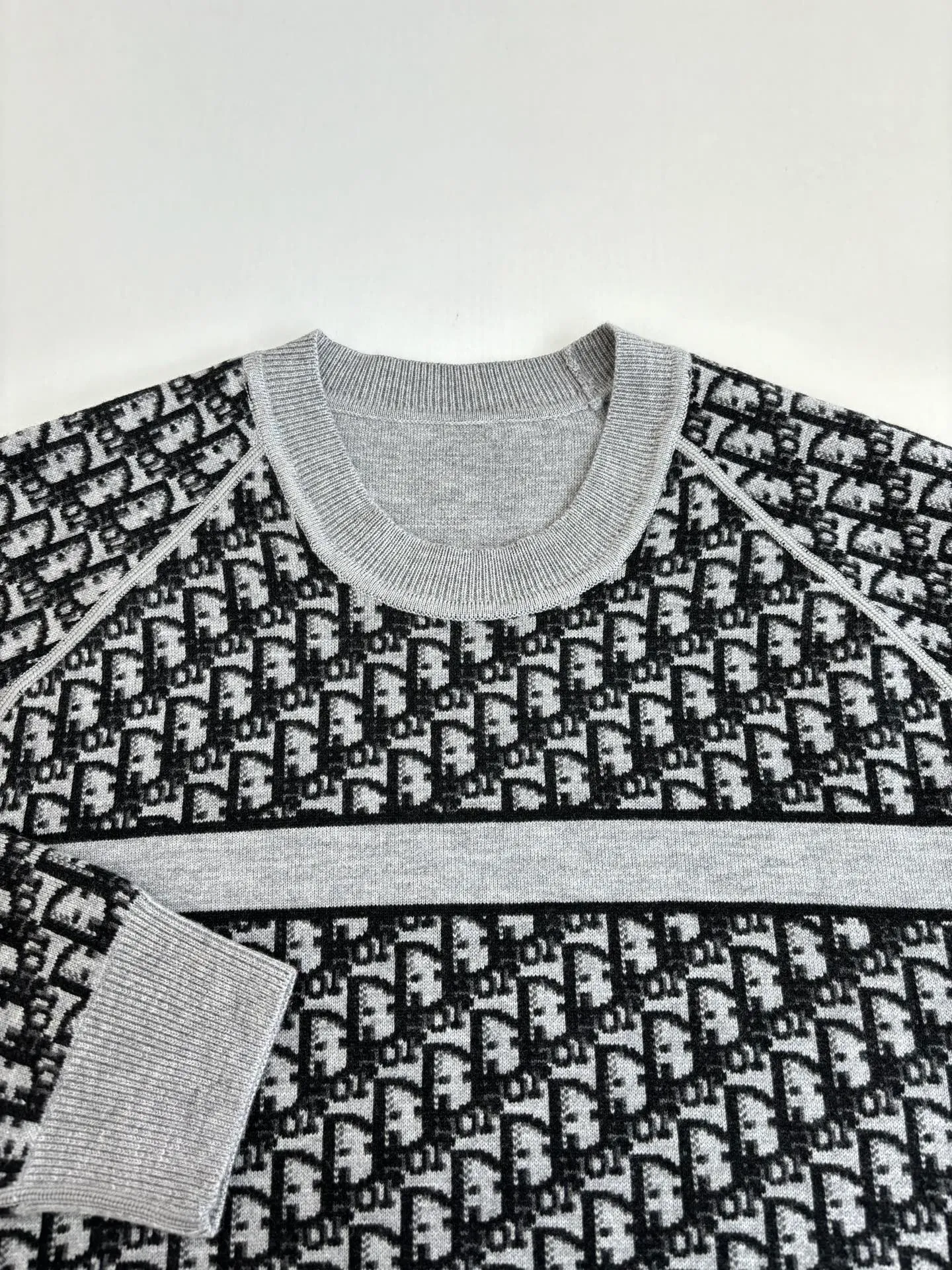 🅿️540 Dio*/Dior 25Fw double-sided knitted jacquard sweater is knitted with technical cashmere blend. The other side is decorated with the iconic Oblique print. The stripe pattern on the back is embellished with the "Cistian" logo. Fashionable and versatile. Size: M/L/XL