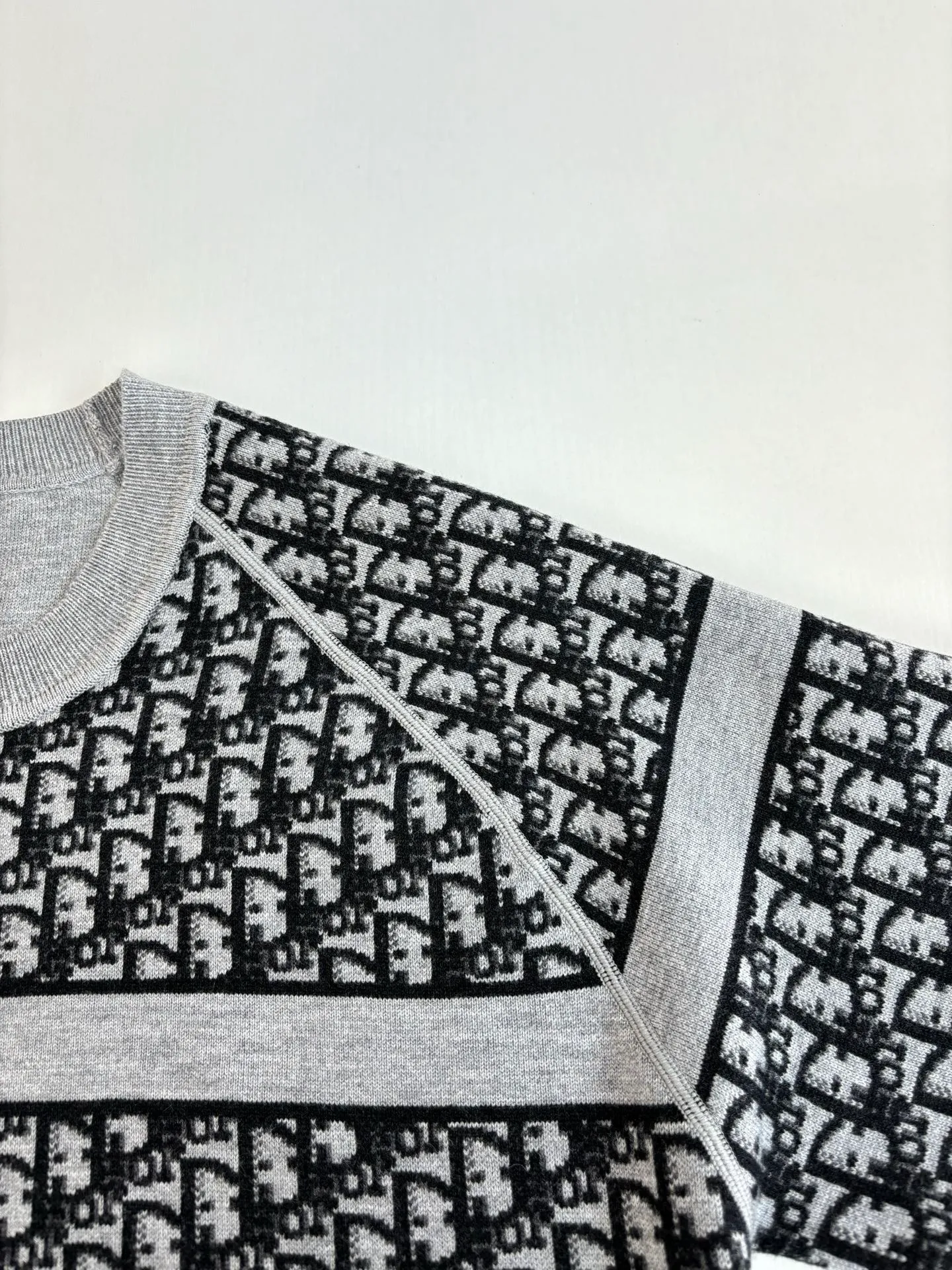 🅿️540 Dio*/Dior 25Fw double-sided knitted jacquard sweater is knitted with technical cashmere blend. The other side is decorated with the iconic Oblique print. The stripe pattern on the back is embellished with the "Cistian" logo. Fashionable and versatile. Size: M/L/XL
