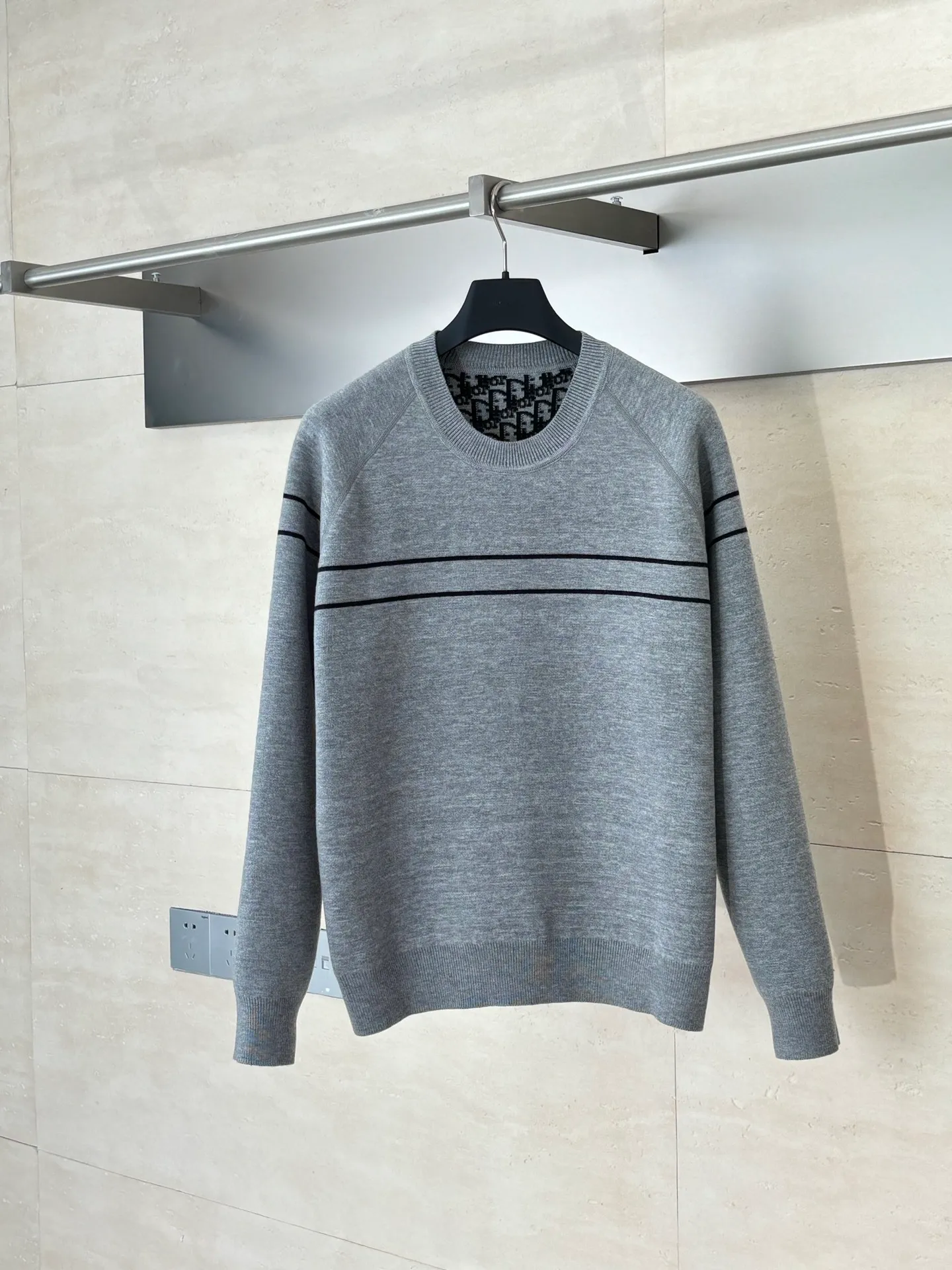 🅿️540 Dio*/Dior 25Fw double-sided knitted jacquard sweater is knitted with technical cashmere blend. The other side is decorated with the iconic Oblique print. The stripe pattern on the back is embellished with the "Cistian" logo. Fashionable and versatile. Size: M/L/XL